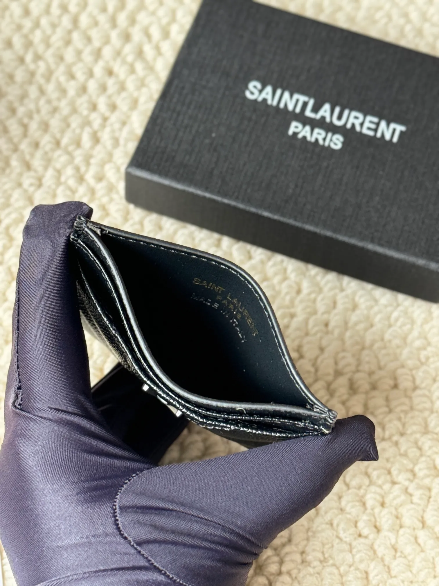 💰100 ysl Yves Saint Laurent's most classic genuine card bag, with sheepskin microfiber lining, jacquard embossed stitching sheepskin credit card holder, metal interlocking YSL logo original single-pair hardware, copied details Style number: 423291 Size: 10.5×7.5×0.5cm