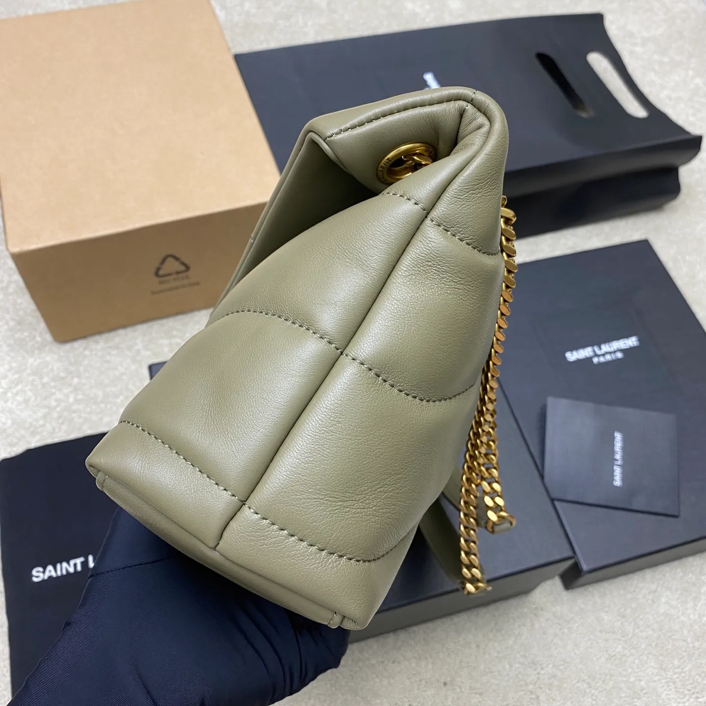 💰1600 Moss Green Sheepskin/Gold 🌈LOULOU PUFFER Medium quilted lambskin bag, made of genuine genuine leather, feels soft and delicate, like embracing clouds☁️💋The classic Y family logo, chain and buttonhole hardware are all made of Barkin matte ancient gold hardware. The opening of the bag is folded and sealed with a magnetic snap buckle, which has first-class sealing and safety👍20250800 Model: 577476 [original leather] Size: 29x17x11cm