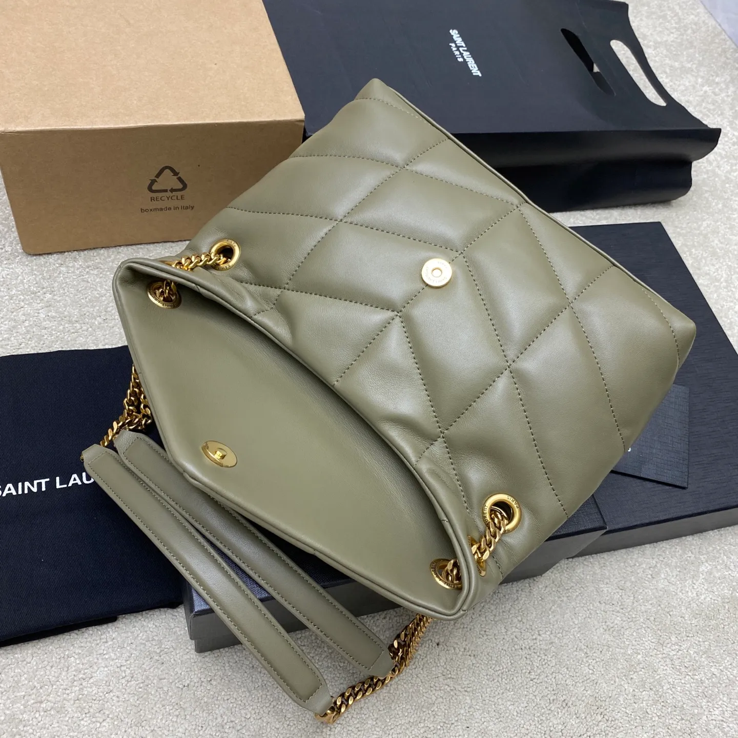 💰1600 Moss Green Sheepskin/Gold 🌈LOULOU PUFFER Medium quilted lambskin bag, made of genuine genuine leather, feels soft and delicate, like embracing clouds☁️💋The classic Y family logo, chain and buttonhole hardware are all made of Barkin matte ancient gold hardware. The opening of the bag is folded and sealed with a magnetic snap buckle, which has first-class sealing and safety👍20250800 Model: 577476 [original leather] Size: 29x17x11cm