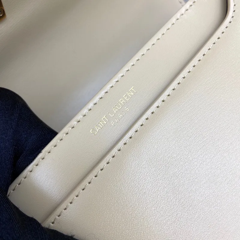 💰1600 toothpick pattern apricot/gold buckle 🌈The most eye-catching new autumn and winter product-Solferino The bag comes in two sizes and is made of high-grade BOX cowhide. The leather surface feels very flexible. The interior is designed with a three-layer accordion partition, which can easily accommodate daily necessities for going out on the street. The new and special switch buckle - opened with half an L button, will surprise you 😁 Adjustable shoulder strap, fashionable, versatile and practical 👍 20210800 Size: 19*14*6cm Model: 635306 [original leather]