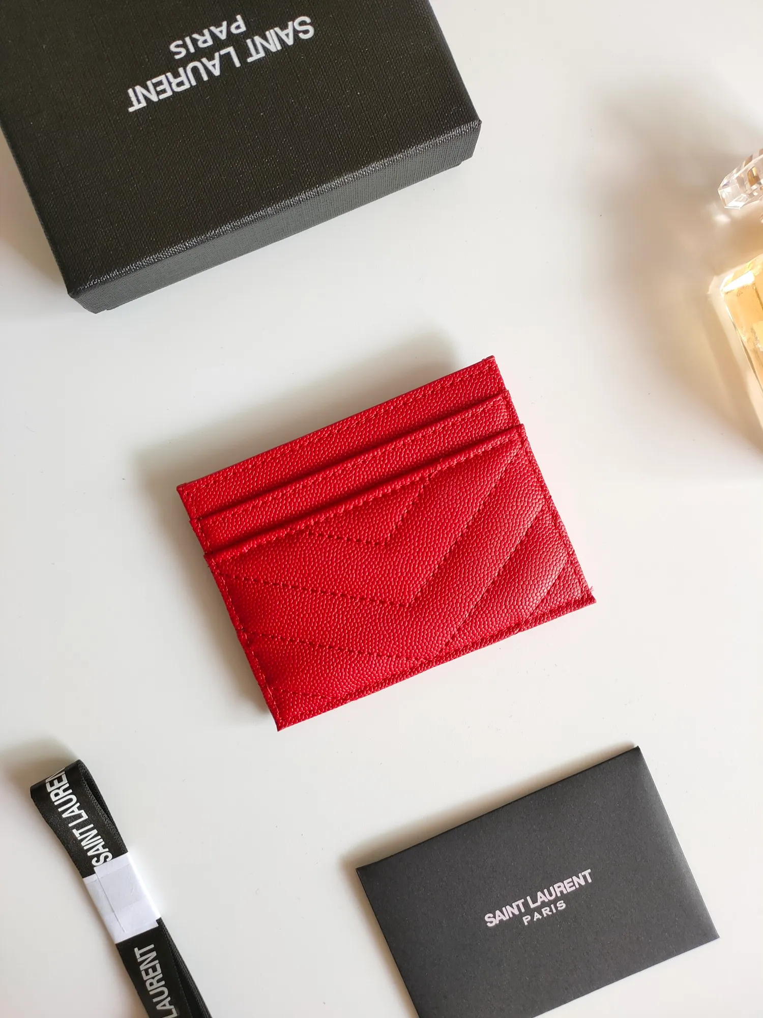 💰90 Yves Saint Laurent new product shipped👉Genuine pickup bag, cowhide ball pattern🎀Sheep pattern microfiber lining, jacquard stitching genuine leather credit card holder, metal interlocking YSL logo original single-pair hardware, replica details😋Style number: 423291😎Dimensions: 10.5×7.5×0.5cm