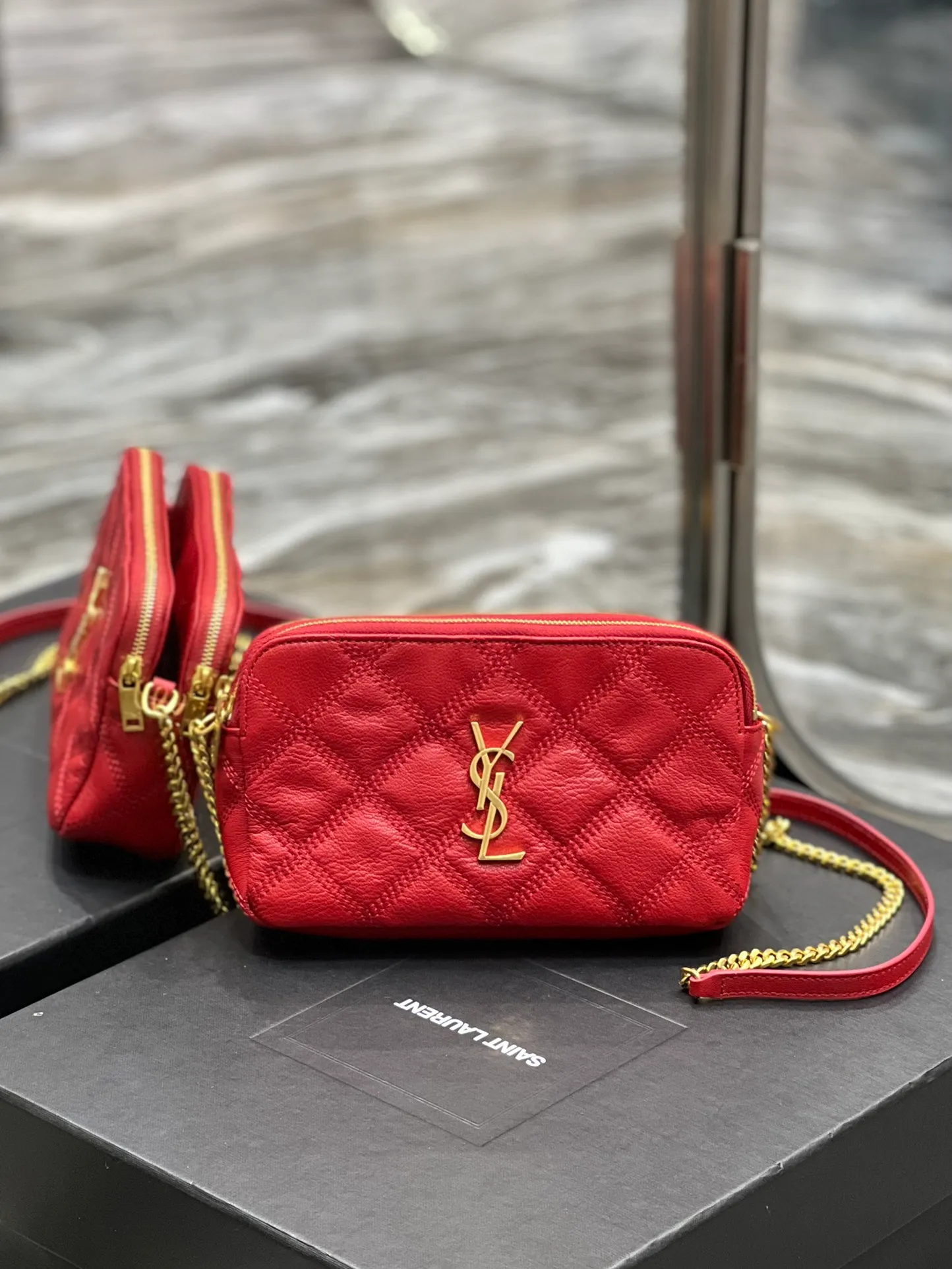 The latest BECKY diamond-shaped quilted double zipper clutch bag in the counter is made of original lambskin with a very delicate feel. It is matched with diamond-shaped quilting patterns and simple iconic logos. It is classic and versatile! The double zipper design is convenient for sorting and storing. The bag is quite light in weight and large enough to accommodate various types of mobile phones. It has 4 card slots inside, one for mobile phones and one for cards and sundries. You don’t even need to buy a card holder to use it and its performance is amazing! p1360 Size: 19x11x5cm Model: 608941