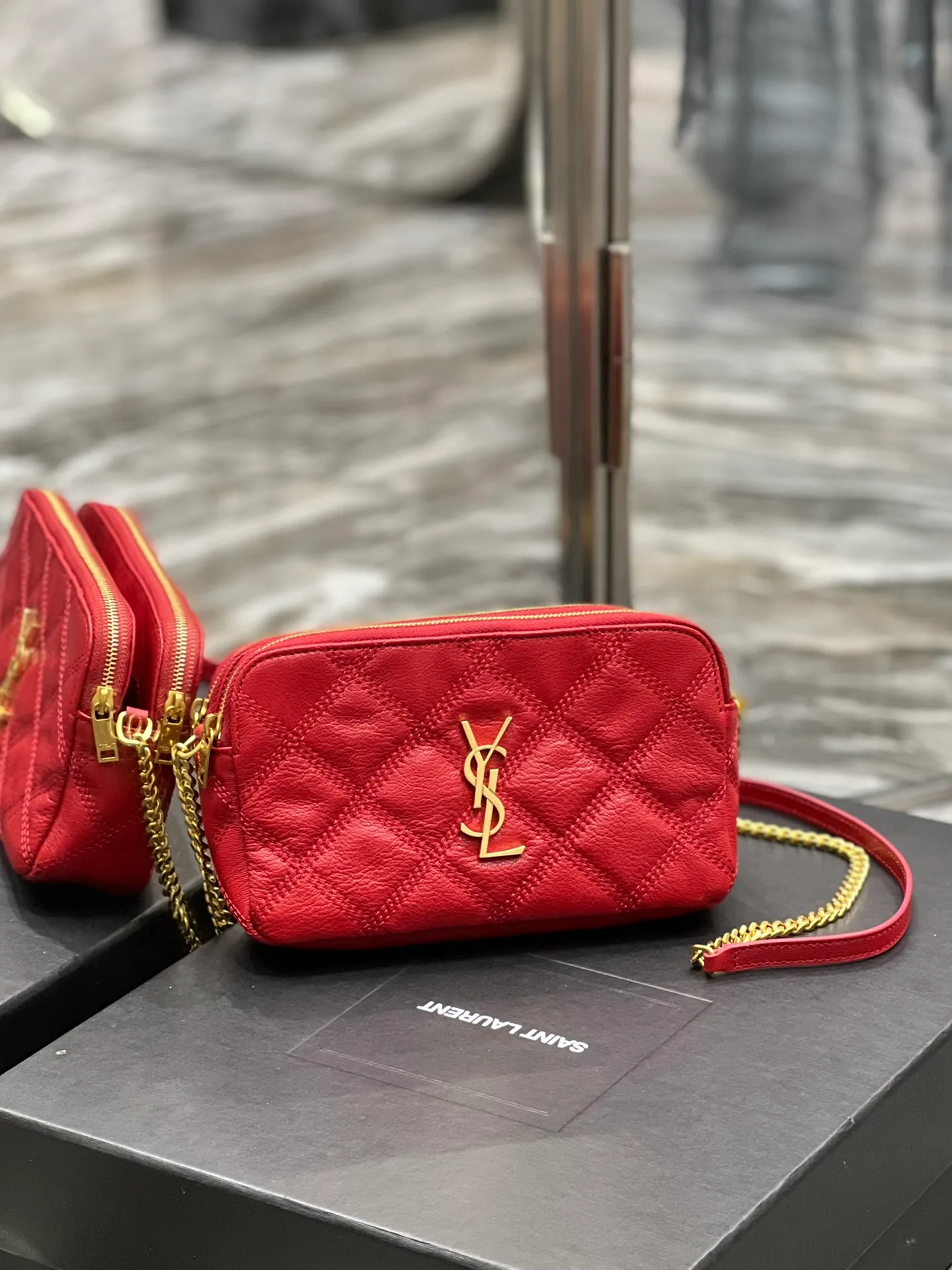 The latest BECKY diamond-shaped quilted double zipper clutch bag in the counter is made of original lambskin with a very delicate feel. It is matched with diamond-shaped quilting patterns and simple iconic logos. It is classic and versatile! The double zipper design is convenient for sorting and storing. The bag is quite light in weight and large enough to accommodate various types of mobile phones. It has 4 card slots inside, one for mobile phones and one for cards and sundries. You don’t even need to buy a card holder to use it and its performance is amazing! p1360 Size: 19x11x5cm Model: 608941