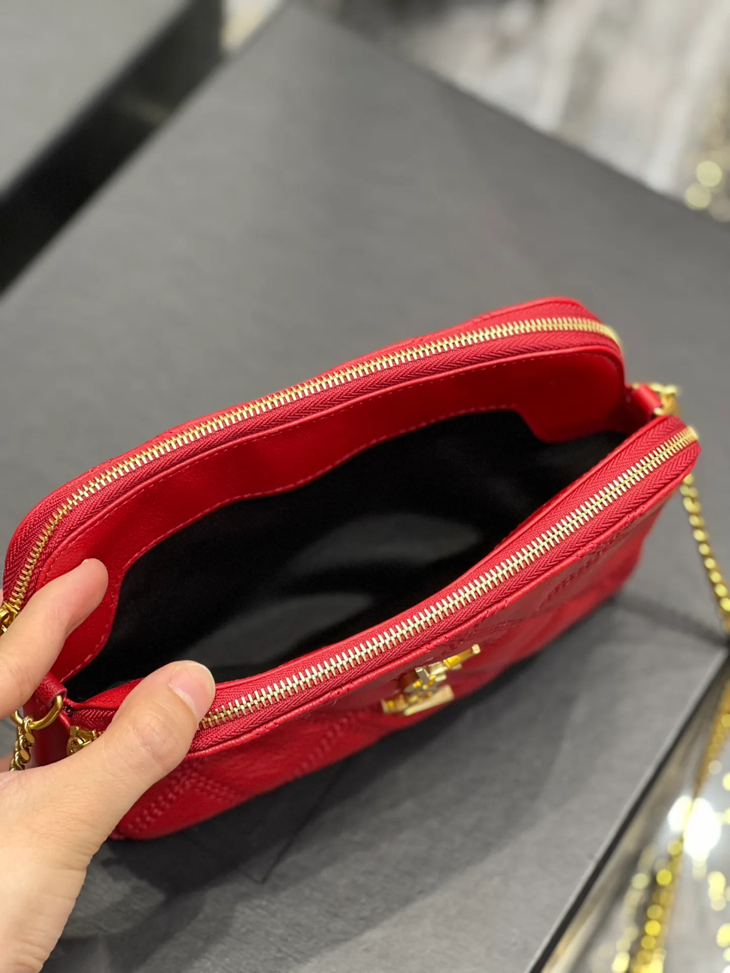 The latest BECKY diamond-shaped quilted double zipper clutch bag in the counter is made of original lambskin with a very delicate feel. It is matched with diamond-shaped quilting patterns and simple iconic logos. It is classic and versatile! The double zipper design is convenient for sorting and storing. The bag is quite light in weight and large enough to accommodate various types of mobile phones. It has 4 card slots inside, one for mobile phones and one for cards and sundries. You don’t even need to buy a card holder to use it and its performance is amazing! p1360 Size: 19x11x5cm Model: 608941