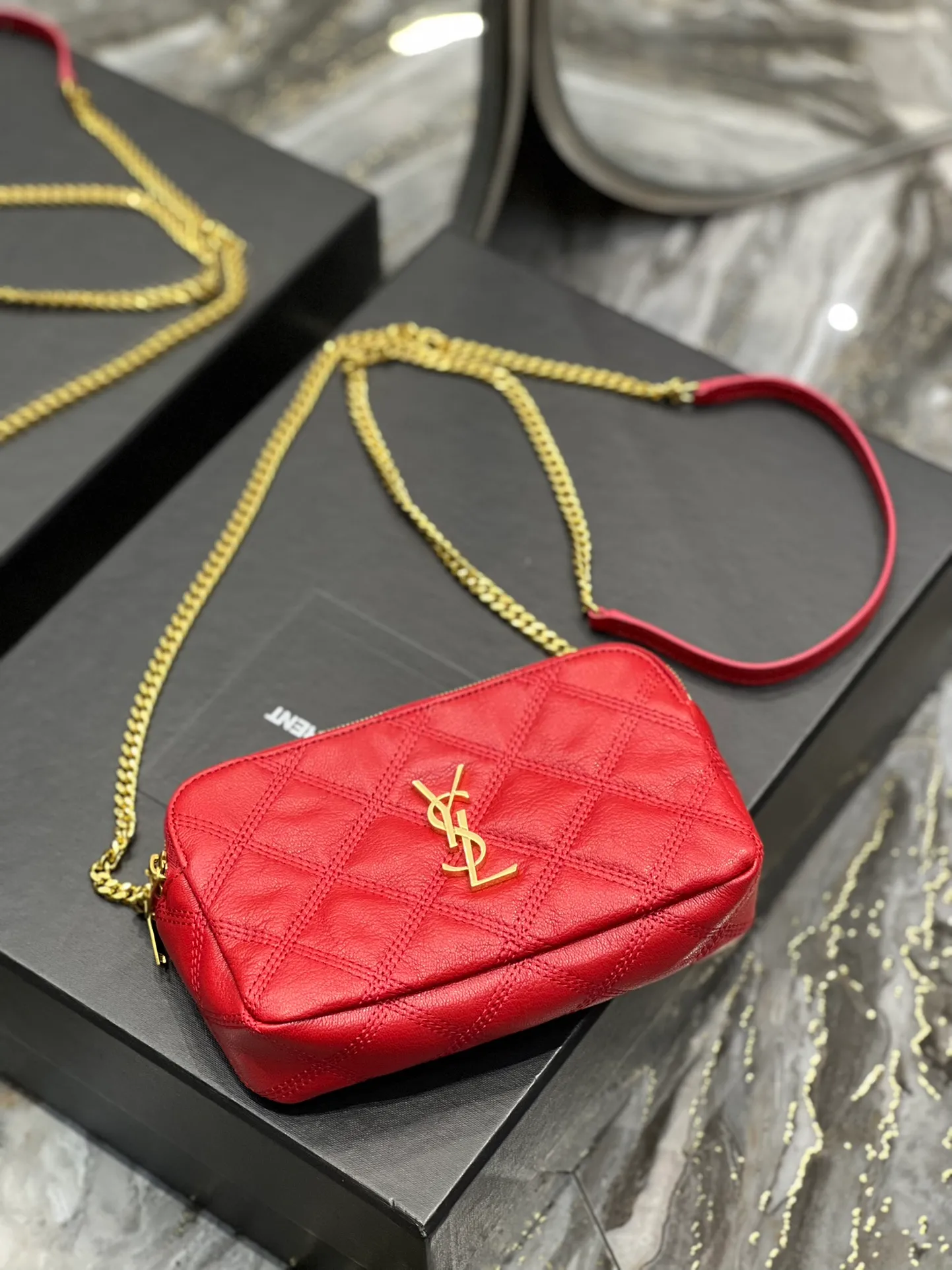 The latest BECKY diamond-shaped quilted double zipper clutch bag in the counter is made of original lambskin with a very delicate feel. It is matched with diamond-shaped quilting patterns and simple iconic logos. It is classic and versatile! The double zipper design is convenient for sorting and storing. The bag is quite light in weight and large enough to accommodate various types of mobile phones. It has 4 card slots inside, one for mobile phones and one for cards and sundries. You don’t even need to buy a card holder to use it and its performance is amazing! p1360 Size: 19x11x5cm Model: 608941