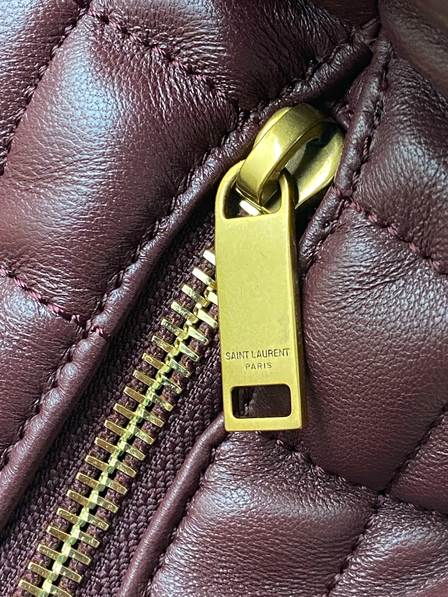 Bordeaux sheepskin/gold 🌈New ICARE baby nappa sheepskin handbag The much-anticipated croissant-shaped bag 🥐 makes its debut, embellished with the iconic metal logo, perfectly combining retro and modern feel, making it one of the most anticipated It Bags this season. Whether it's for daily outings or night parties, this bag can be easily carried! 202501050 Model: 858160 [Original leather] Size: 47x35x15 [This size does not come with packaging]