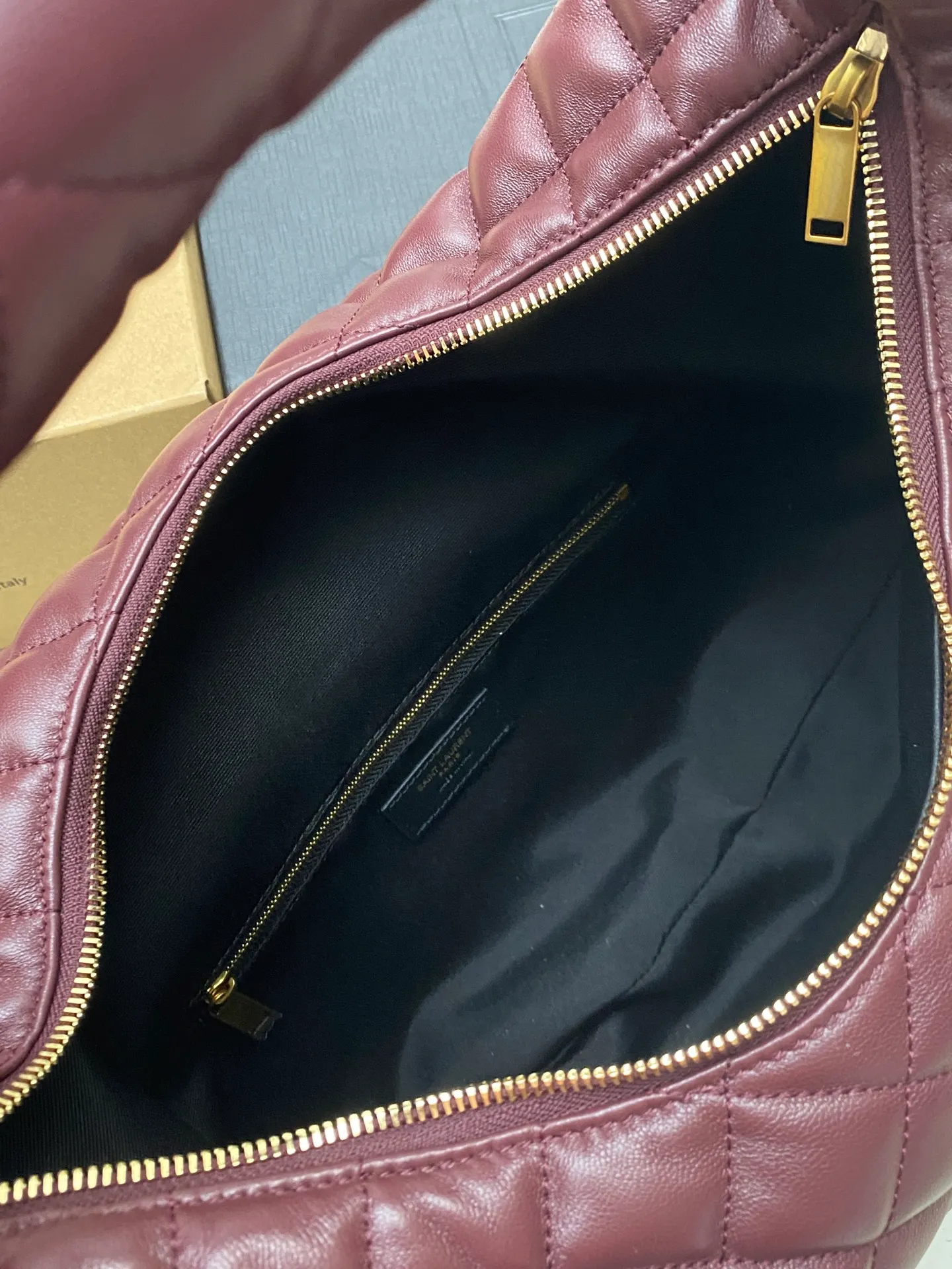 Bordeaux sheepskin/gold 🌈New ICARE baby nappa sheepskin handbag The much-anticipated croissant-shaped bag 🥐 makes its debut, embellished with the iconic metal logo, perfectly combining retro and modern feel, making it one of the most anticipated It Bags this season. Whether it's for daily outings or night parties, this bag can be easily carried! 202501050 Model: 858160 [Original leather] Size: 47x35x15 [This size does not come with packaging]