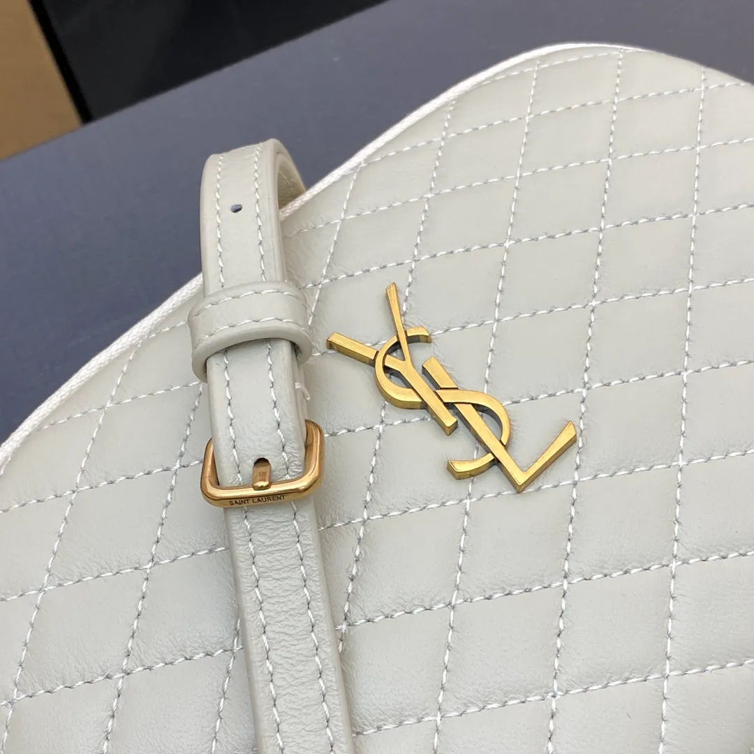 White sheepskin/gold 🌈YSL's new GABY quilted sheepskin chain shell bag, equipped with classic YSL logo, soft original sheepskin material, adjustable chain length: 57cm, light bronze metal hardware, sheepskin lining👍20220650 Model: 733667 [original leather] Size: 13x9x3.5cm