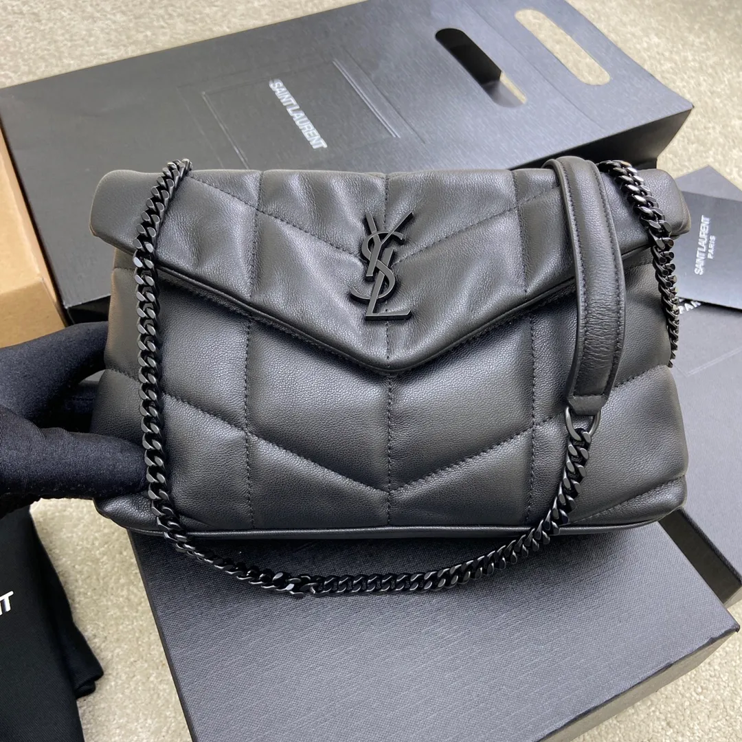 Black sheepskin/black chain hardware 🌈Super popular LOULOU PUFFER small quilted lambskin bag🐏 Made of original genuine leather, soft and delicate to the touch. The bag has an inner zipper pocket for mobile phones and valuables, and a card slot for cards. In addition, there is no extra inner pocket design, small and exquisite 👍20210700 Size: 23*15.5*5.8cm Model: 620333 [original leather]