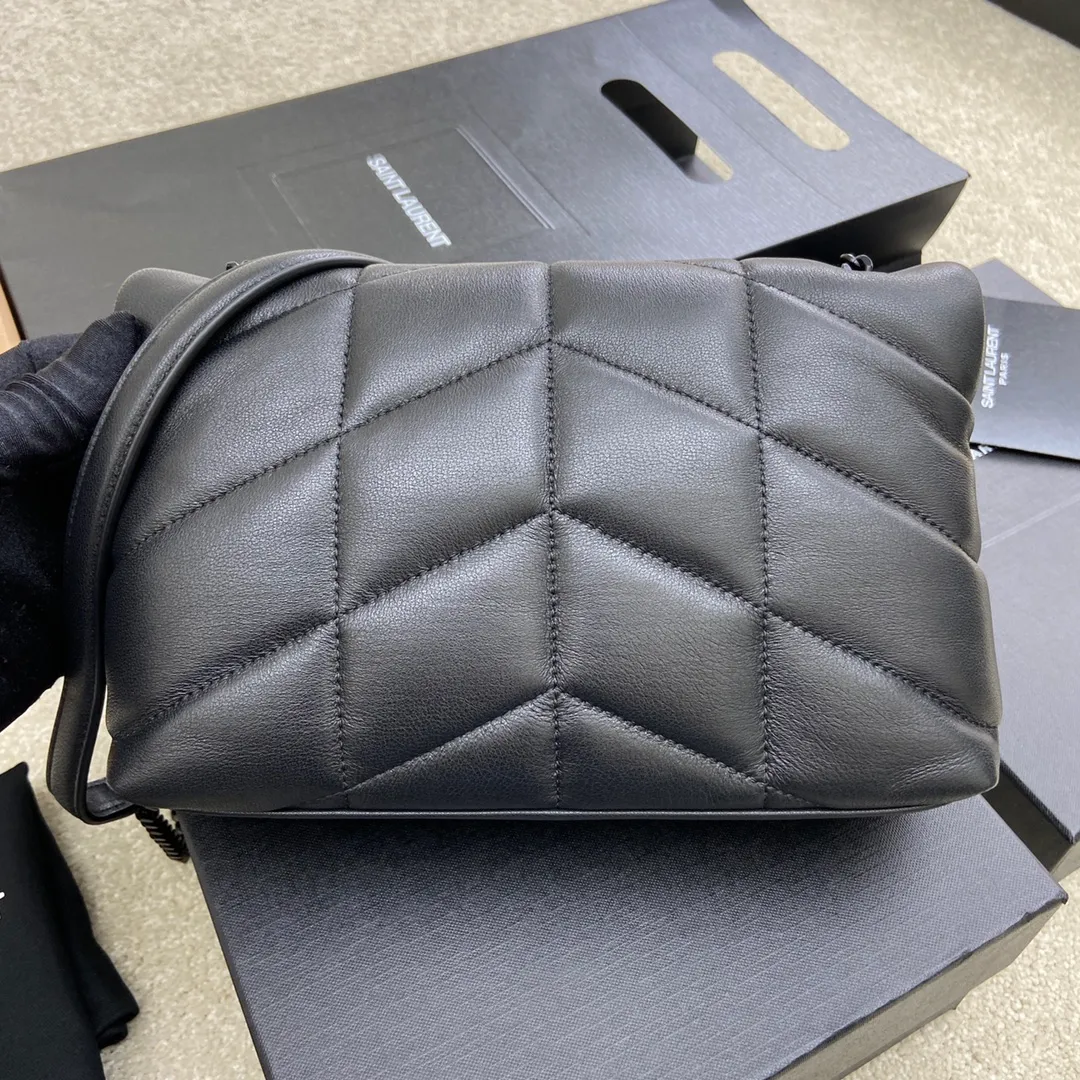 Black sheepskin/black chain hardware 🌈Super popular LOULOU PUFFER small quilted lambskin bag🐏 Made of original genuine leather, soft and delicate to the touch. The bag has an inner zipper pocket for mobile phones and valuables, and a card slot for cards. In addition, there is no extra inner pocket design, small and exquisite 👍20210700 Size: 23*15.5*5.8cm Model: 620333 [original leather]