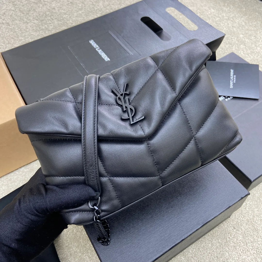 Black sheepskin/black chain hardware 🌈Super popular LOULOU PUFFER small quilted lambskin bag🐏 Made of original genuine leather, soft and delicate to the touch. The bag has an inner zipper pocket for mobile phones and valuables, and a card slot for cards. In addition, there is no extra inner pocket design, small and exquisite 👍20210700 Size: 23*15.5*5.8cm Model: 620333 [original leather]