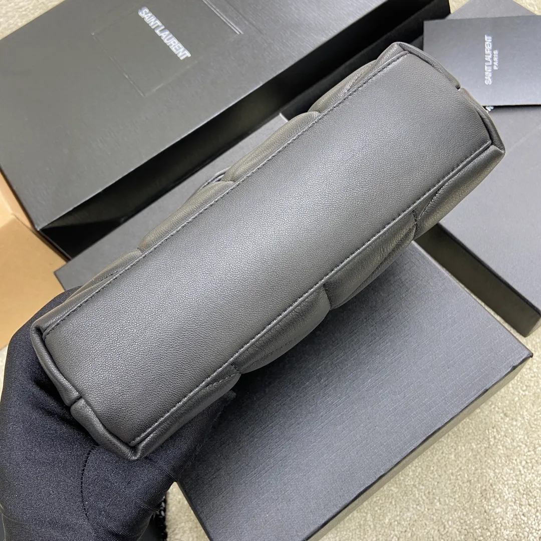 Black sheepskin/black chain hardware 🌈Super popular LOULOU PUFFER small quilted lambskin bag🐏 Made of original genuine leather, soft and delicate to the touch. The bag has an inner zipper pocket for mobile phones and valuables, and a card slot for cards. In addition, there is no extra inner pocket design, small and exquisite 👍20210700 Size: 23*15.5*5.8cm Model: 620333 [original leather]