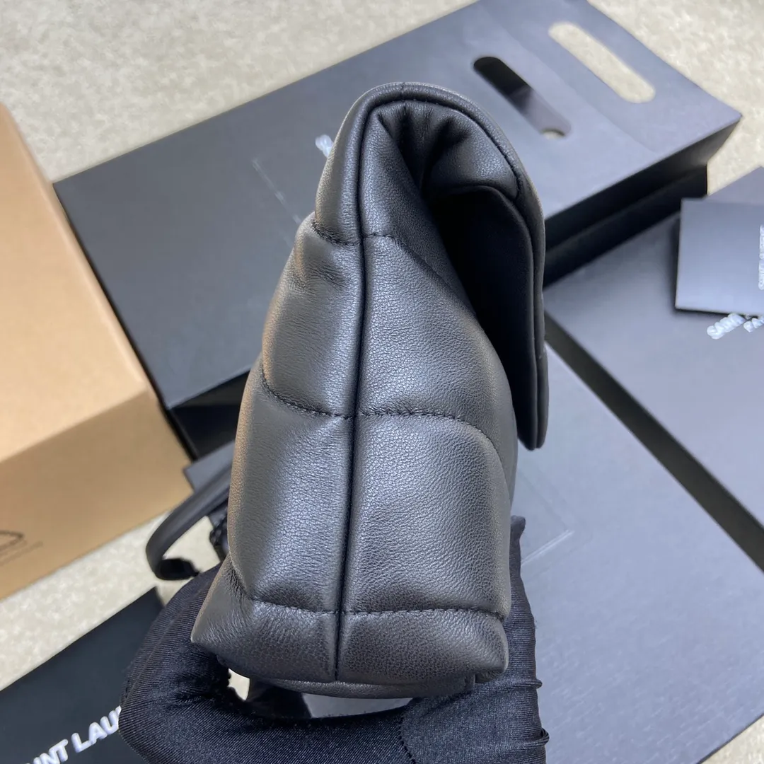 Black sheepskin/black chain hardware 🌈Super popular LOULOU PUFFER small quilted lambskin bag🐏 Made of original genuine leather, soft and delicate to the touch. The bag has an inner zipper pocket for mobile phones and valuables, and a card slot for cards. In addition, there is no extra inner pocket design, small and exquisite 👍20210700 Size: 23*15.5*5.8cm Model: 620333 [original leather]