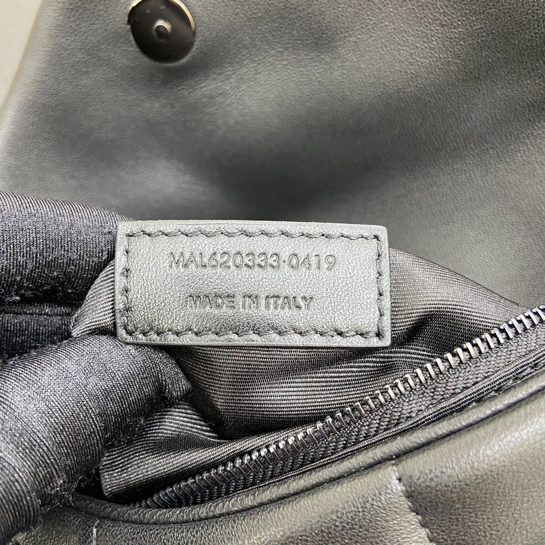 Black sheepskin/black chain hardware 🌈Super popular LOULOU PUFFER small quilted lambskin bag🐏 Made of original genuine leather, soft and delicate to the touch. The bag has an inner zipper pocket for mobile phones and valuables, and a card slot for cards. In addition, there is no extra inner pocket design, small and exquisite 👍20210700 Size: 23*15.5*5.8cm Model: 620333 [original leather]