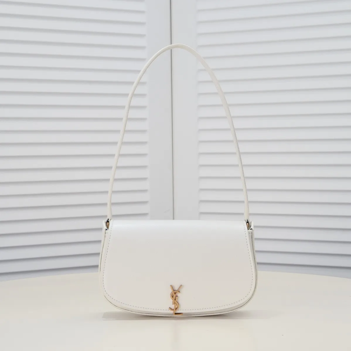 💰400￥sᴀɪɴᴛ ʟᴀᴜʀᴇɴᴛ [𝙑𝙊𝙇𝙏𝘼𝙄𝙍𝙀 ] 24 The latest Voltaire 𝙈𝙞𝙣𝙞 oval underarm backpack! Super chic minimalist design, showing the ultimate Saint Laurent French style, a very authentic retro feel that can be carried under the arm or on the back, the flip buckle is very novel ♥️If you have space, the Plus phone is completely stress-free, the front flip design 𝙇𝙀 𝘾𝘼𝙎𝙎𝘼𝙉𝘿𝙍𝙀 turn-buckle closure, leather-lined bronze accessories A flat bag! Simple and elegant, this is the easiest way for you to start. Item number: 8031 ​​Size: 21×11×4.5cm Shoulder strap height: 24