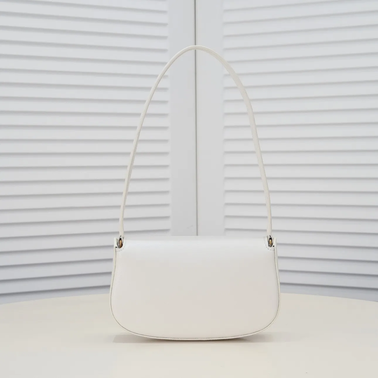 💰400￥sᴀɪɴᴛ ʟᴀᴜʀᴇɴᴛ [𝙑𝙊𝙇𝙏𝘼𝙄𝙍𝙀 ] 24 The latest Voltaire 𝙈𝙞𝙣𝙞 oval underarm backpack! Super chic minimalist design, showing the ultimate Saint Laurent French style, a very authentic retro feel that can be carried under the arm or on the back, the flip buckle is very novel ♥️If you have space, the Plus phone is completely stress-free, the front flip design 𝙇𝙀 𝘾𝘼𝙎𝙎𝘼𝙉𝘿𝙍𝙀 turn-buckle closure, leather-lined bronze accessories A flat bag! Simple and elegant, this is the easiest way for you to start. Item number: 8031 ​​Size: 21×11×4.5cm Shoulder strap height: 24