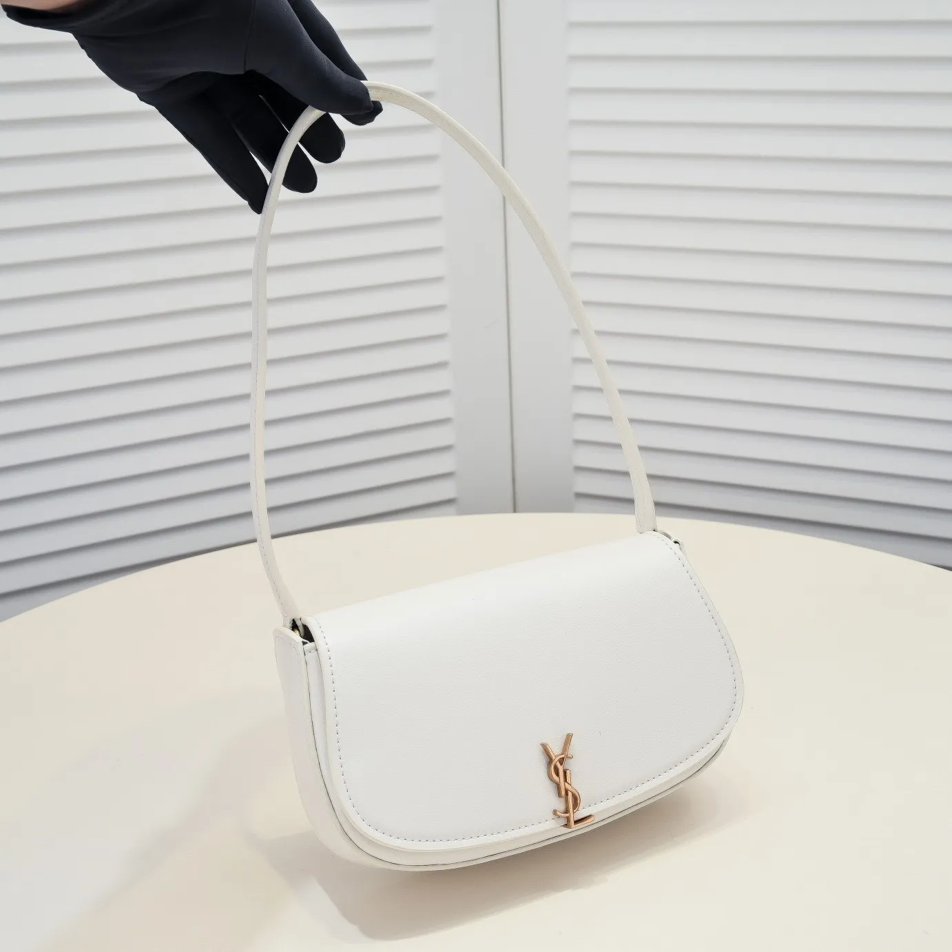 💰400￥sᴀɪɴᴛ ʟᴀᴜʀᴇɴᴛ [𝙑𝙊𝙇𝙏𝘼𝙄𝙍𝙀 ] 24 The latest Voltaire 𝙈𝙞𝙣𝙞 oval underarm backpack! Super chic minimalist design, showing the ultimate Saint Laurent French style, a very authentic retro feel that can be carried under the arm or on the back, the flip buckle is very novel ♥️If you have space, the Plus phone is completely stress-free, the front flip design 𝙇𝙀 𝘾𝘼𝙎𝙎𝘼𝙉𝘿𝙍𝙀 turn-buckle closure, leather-lined bronze accessories A flat bag! Simple and elegant, this is the easiest way for you to start. Item number: 8031 ​​Size: 21×11×4.5cm Shoulder strap height: 24