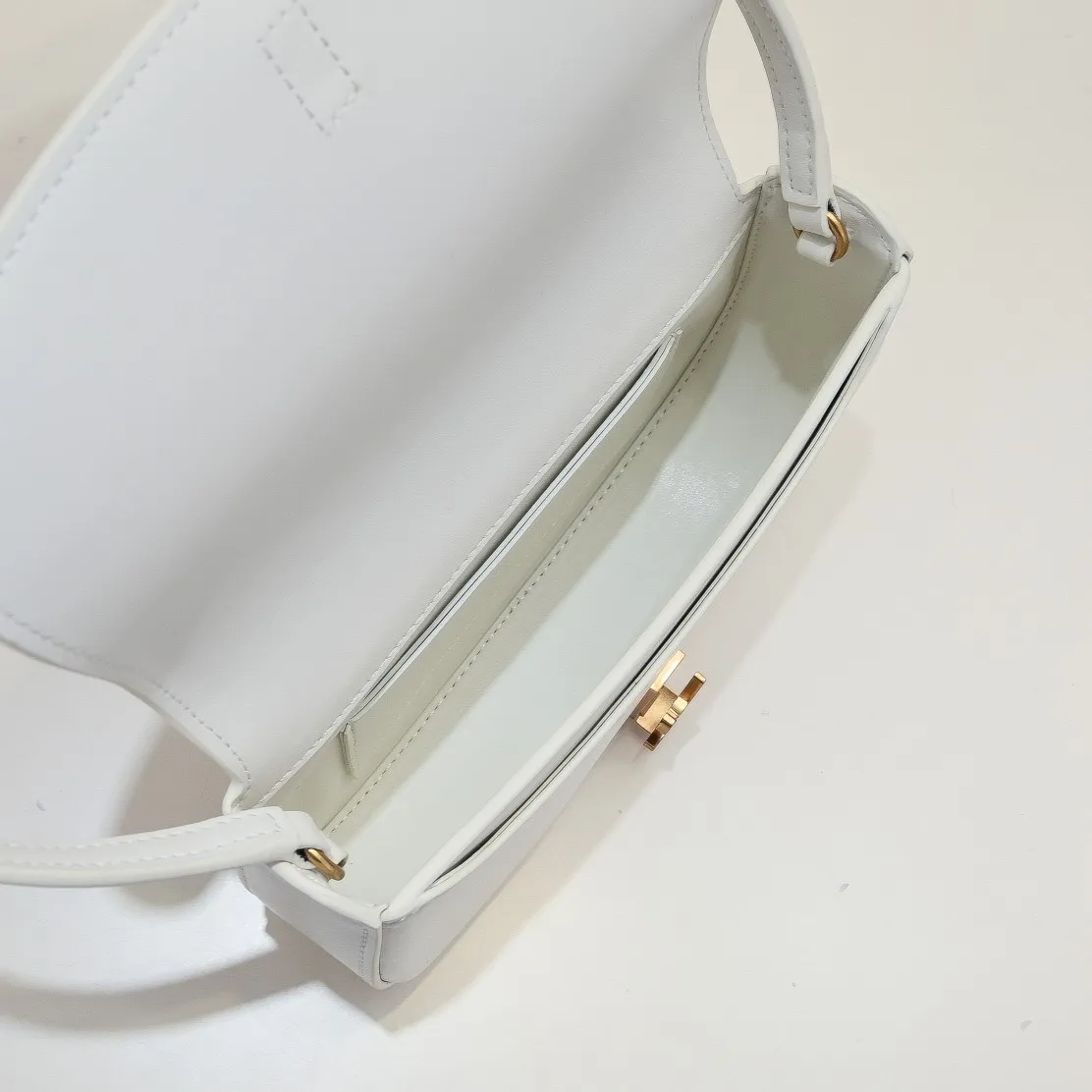 💰400￥sᴀɪɴᴛ ʟᴀᴜʀᴇɴᴛ [𝙑𝙊𝙇𝙏𝘼𝙄𝙍𝙀 ] 24 The latest Voltaire 𝙈𝙞𝙣𝙞 oval underarm backpack! Super chic minimalist design, showing the ultimate Saint Laurent French style, a very authentic retro feel that can be carried under the arm or on the back, the flip buckle is very novel ♥️If you have space, the Plus phone is completely stress-free, the front flip design 𝙇𝙀 𝘾𝘼𝙎𝙎𝘼𝙉𝘿𝙍𝙀 turn-buckle closure, leather-lined bronze accessories A flat bag! Simple and elegant, this is the easiest way for you to start. Item number: 8031 ​​Size: 21×11×4.5cm Shoulder strap height: 24
