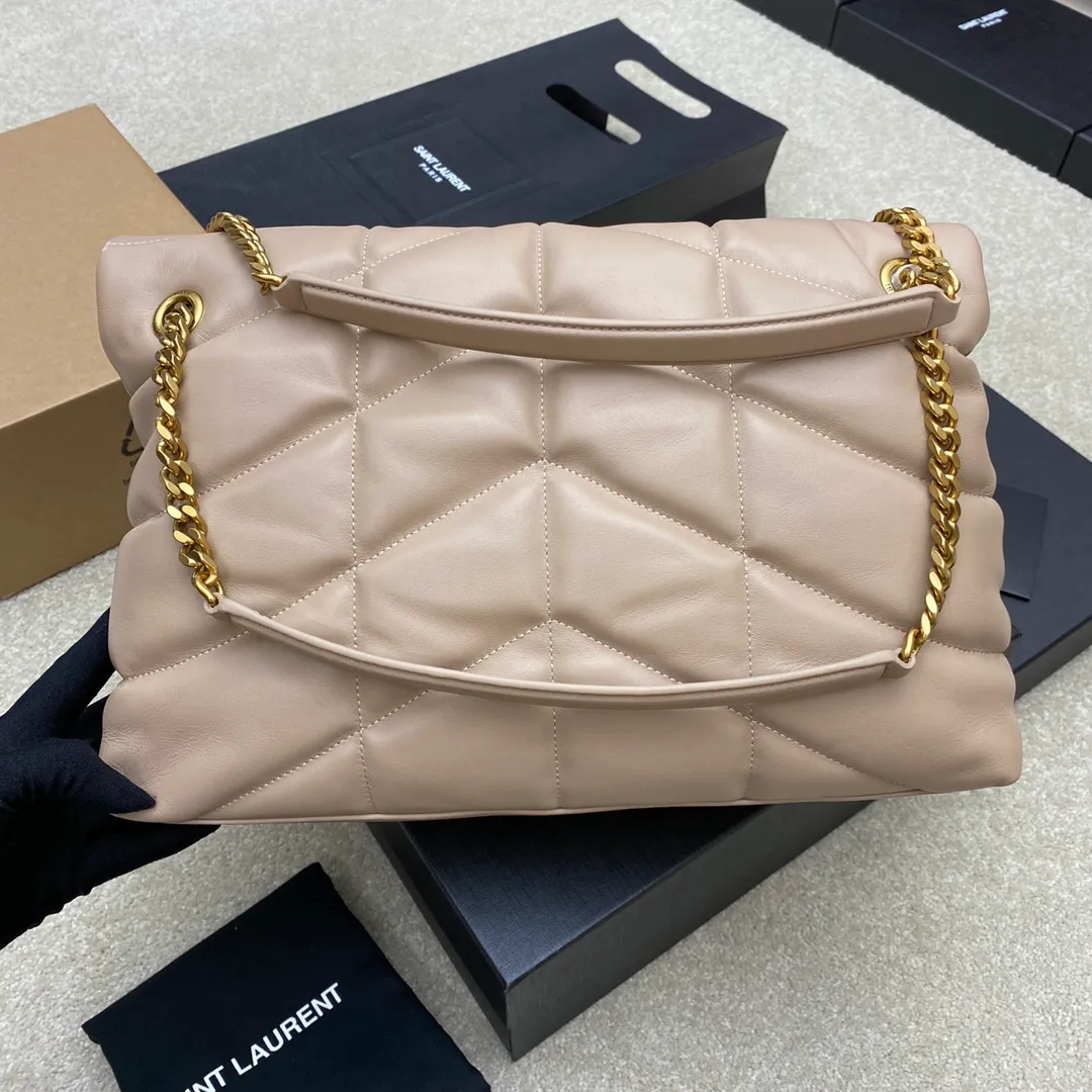 Milk apricot sheepskin/old gold 🌈𝑳𝑶𝑼𝑳𝑶𝑼 𝑷𝑼𝑭𝑭𝑬𝑹 Large quilted lambskin bag, made of genuine genuine leather, feels soft and delicate, like embracing clouds☁️✨The classic Y family logo, chain and buttonhole hardware are all made of Barkin matte silver hardware. The opening of the bag is folded and sealed with a magnetic snap buckle, which has first-class sealing and safety👍20210900 Size: 35*23*13.5cm Model: 577475 [original leather]