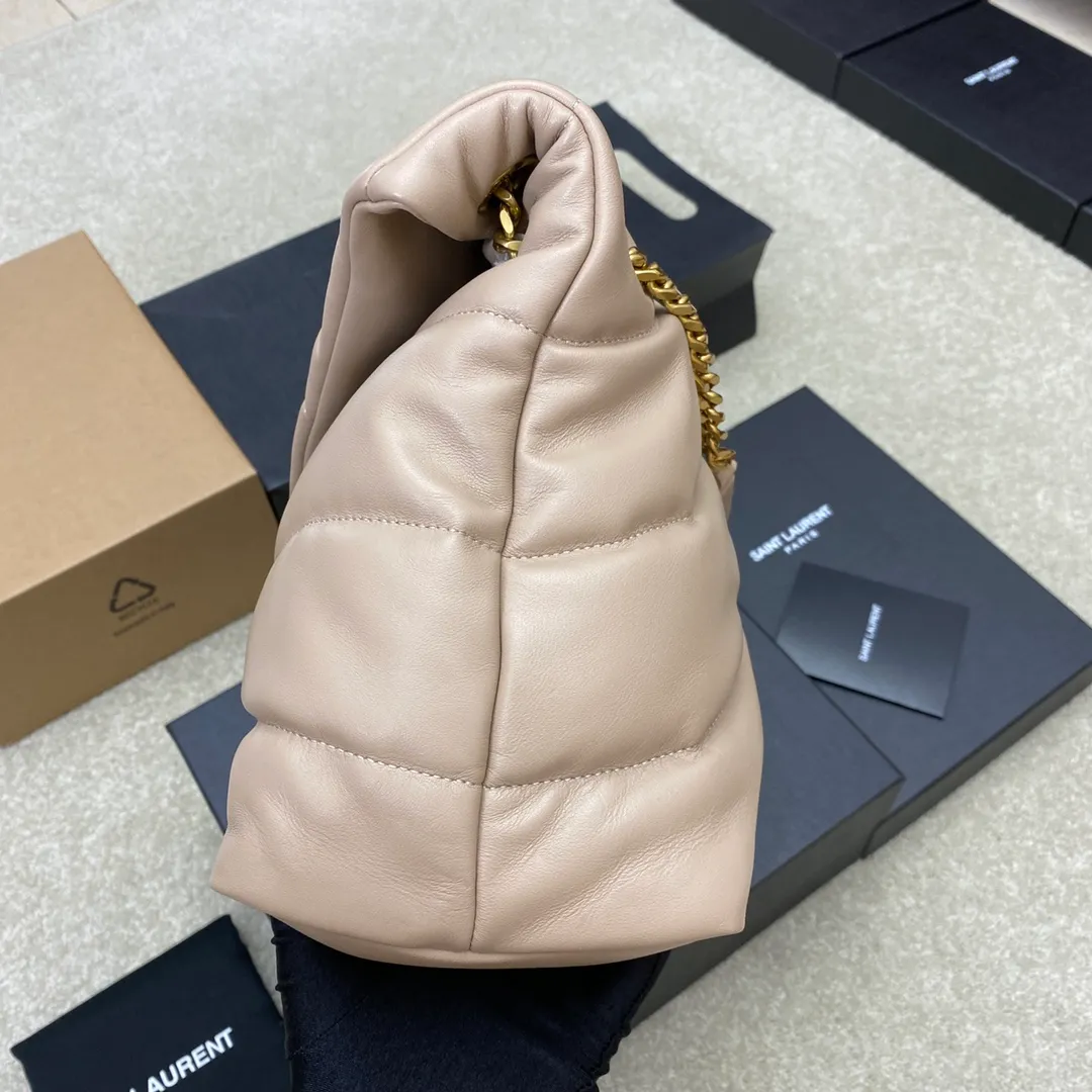 Milk apricot sheepskin/old gold 🌈𝑳𝑶𝑼𝑳𝑶𝑼 𝑷𝑼𝑭𝑭𝑬𝑹 Large quilted lambskin bag, made of genuine genuine leather, feels soft and delicate, like embracing clouds☁️✨The classic Y family logo, chain and buttonhole hardware are all made of Barkin matte silver hardware. The opening of the bag is folded and sealed with a magnetic snap buckle, which has first-class sealing and safety👍20210900 Size: 35*23*13.5cm Model: 577475 [original leather]