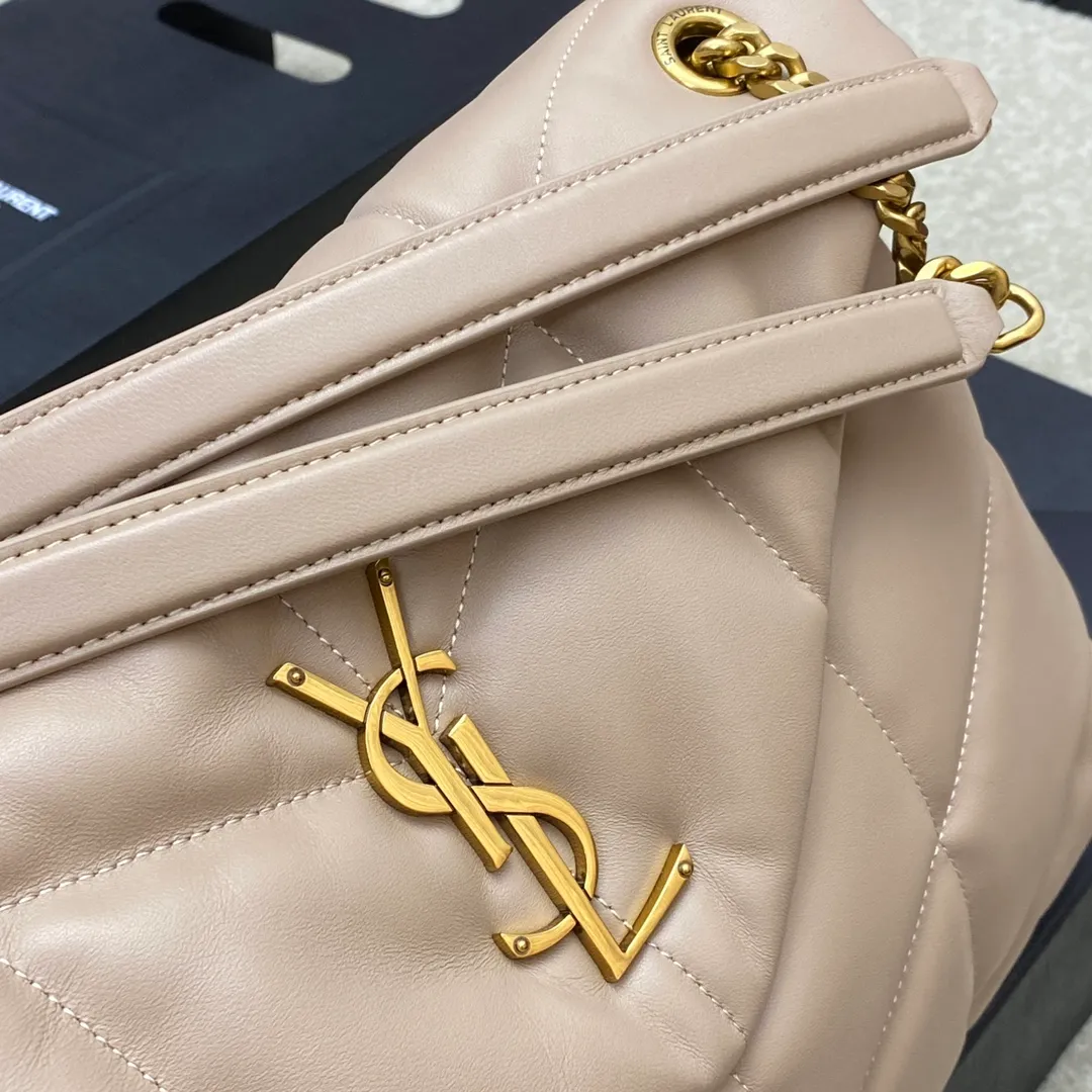 Milk apricot sheepskin/old gold 🌈𝑳𝑶𝑼𝑳𝑶𝑼 𝑷𝑼𝑭𝑭𝑬𝑹 Large quilted lambskin bag, made of genuine genuine leather, feels soft and delicate, like embracing clouds☁️✨The classic Y family logo, chain and buttonhole hardware are all made of Barkin matte silver hardware. The opening of the bag is folded and sealed with a magnetic snap buckle, which has first-class sealing and safety👍20210900 Size: 35*23*13.5cm Model: 577475 [original leather]
