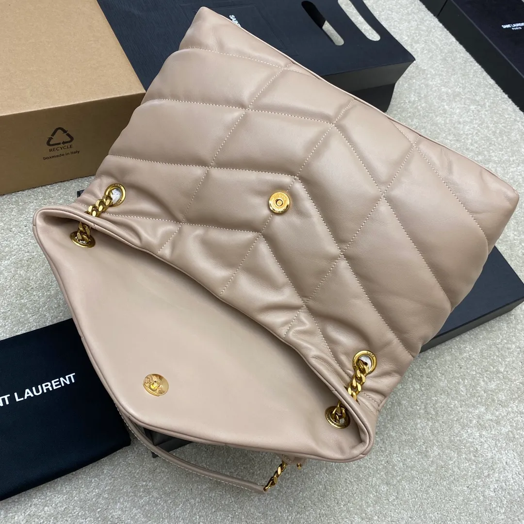 Milk apricot sheepskin/old gold 🌈𝑳𝑶𝑼𝑳𝑶𝑼 𝑷𝑼𝑭𝑭𝑬𝑹 Large quilted lambskin bag, made of genuine genuine leather, feels soft and delicate, like embracing clouds☁️✨The classic Y family logo, chain and buttonhole hardware are all made of Barkin matte silver hardware. The opening of the bag is folded and sealed with a magnetic snap buckle, which has first-class sealing and safety👍20210900 Size: 35*23*13.5cm Model: 577475 [original leather]