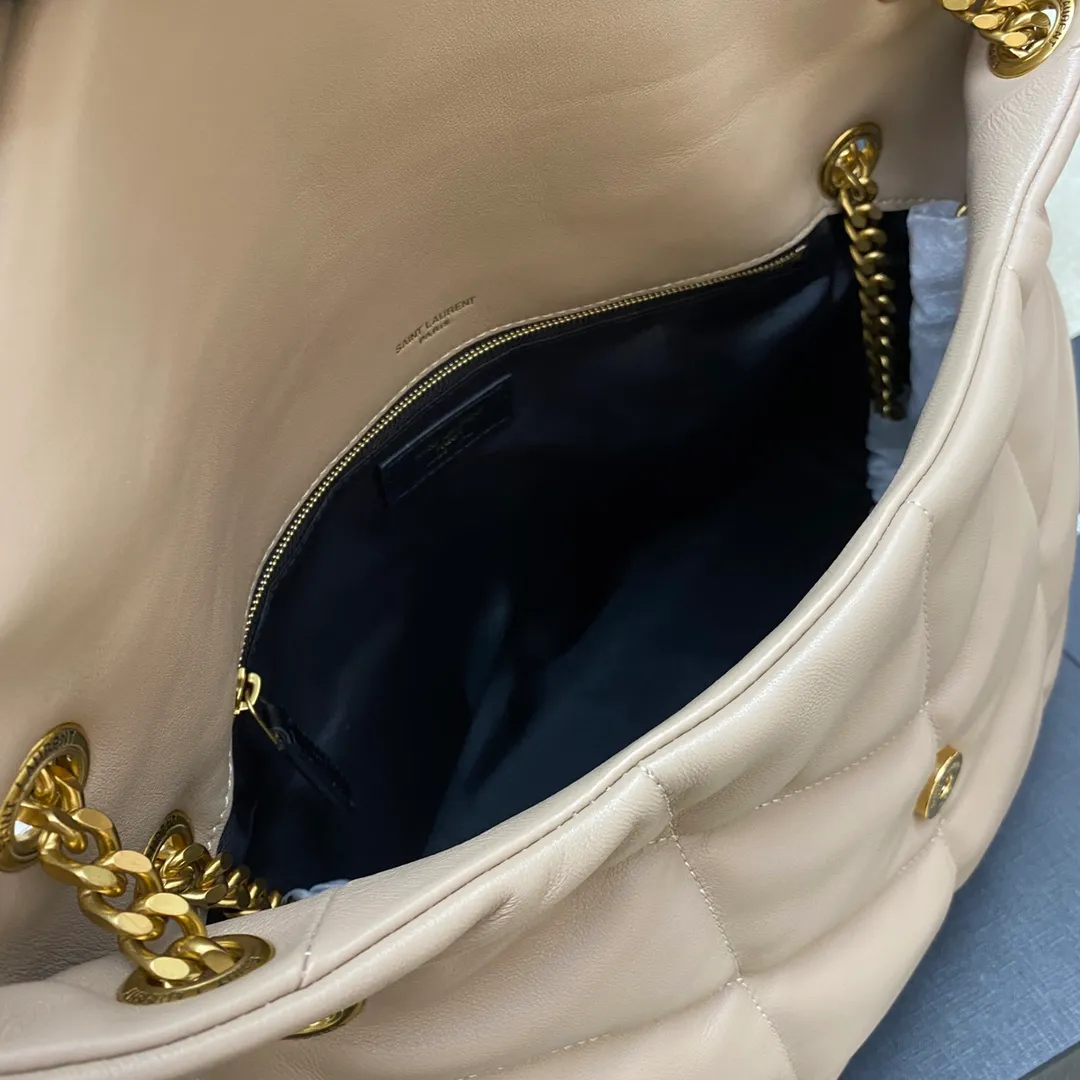 Milk apricot sheepskin/old gold 🌈𝑳𝑶𝑼𝑳𝑶𝑼 𝑷𝑼𝑭𝑭𝑬𝑹 Large quilted lambskin bag, made of genuine genuine leather, feels soft and delicate, like embracing clouds☁️✨The classic Y family logo, chain and buttonhole hardware are all made of Barkin matte silver hardware. The opening of the bag is folded and sealed with a magnetic snap buckle, which has first-class sealing and safety👍20210900 Size: 35*23*13.5cm Model: 577475 [original leather]