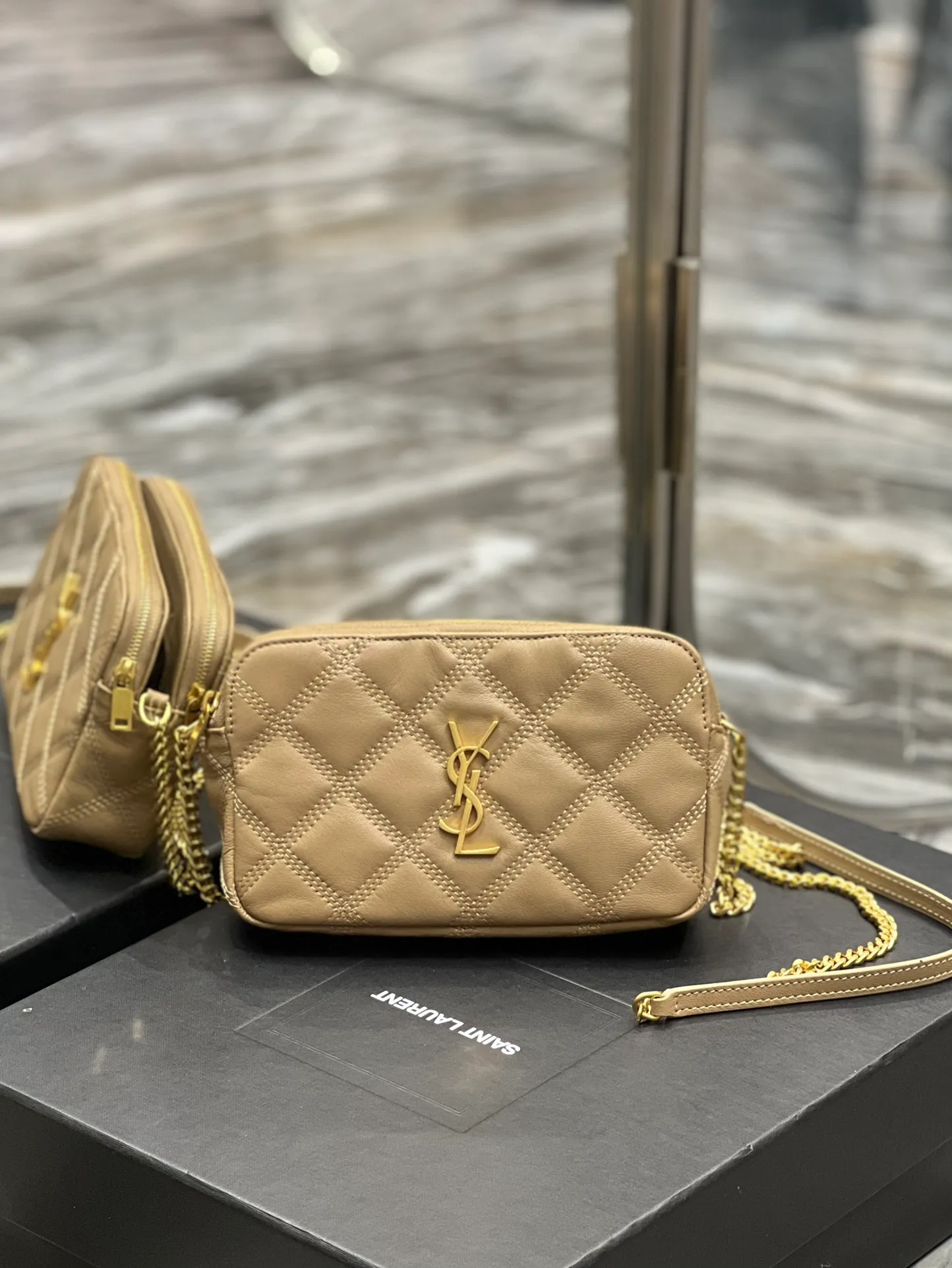 The latest BECKY diamond-shaped quilted double zipper clutch bag in the counter is made of original lambskin with a very delicate feel. It is matched with diamond-shaped quilting patterns and simple iconic logos. It is classic and versatile! The double zipper design is convenient for sorting and storing. The bag is quite light in weight and large enough to accommodate various types of mobile phones. It has 4 card slots inside, one for mobile phones and one for cards and sundries. You don’t even need to buy a card holder to use it and its performance is amazing! p1360 Size: 19x11x5cm Model: 608941