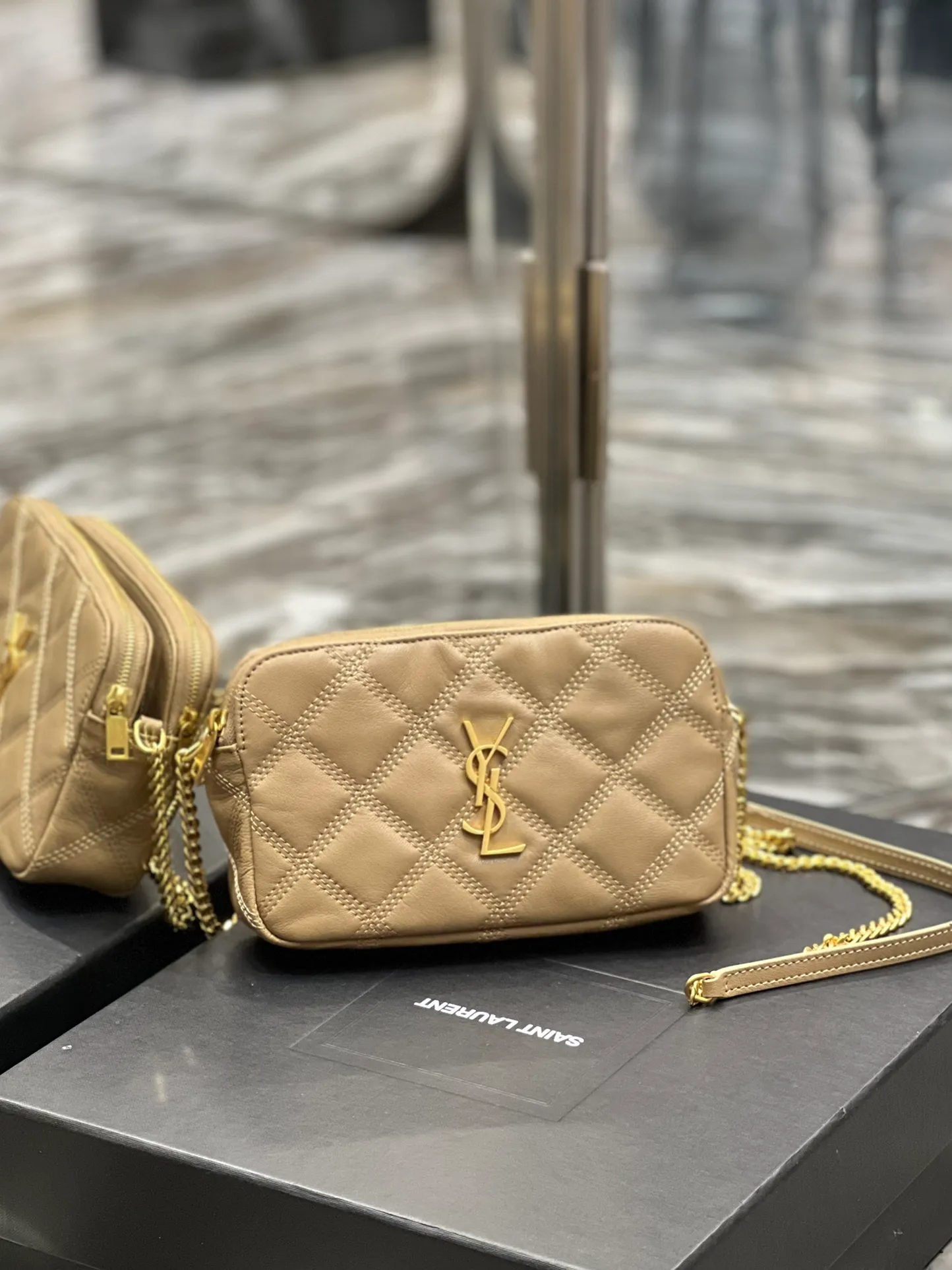 The latest BECKY diamond-shaped quilted double zipper clutch bag in the counter is made of original lambskin with a very delicate feel. It is matched with diamond-shaped quilting patterns and simple iconic logos. It is classic and versatile! The double zipper design is convenient for sorting and storing. The bag is quite light in weight and large enough to accommodate various types of mobile phones. It has 4 card slots inside, one for mobile phones and one for cards and sundries. You don’t even need to buy a card holder to use it and its performance is amazing! p1360 Size: 19x11x5cm Model: 608941