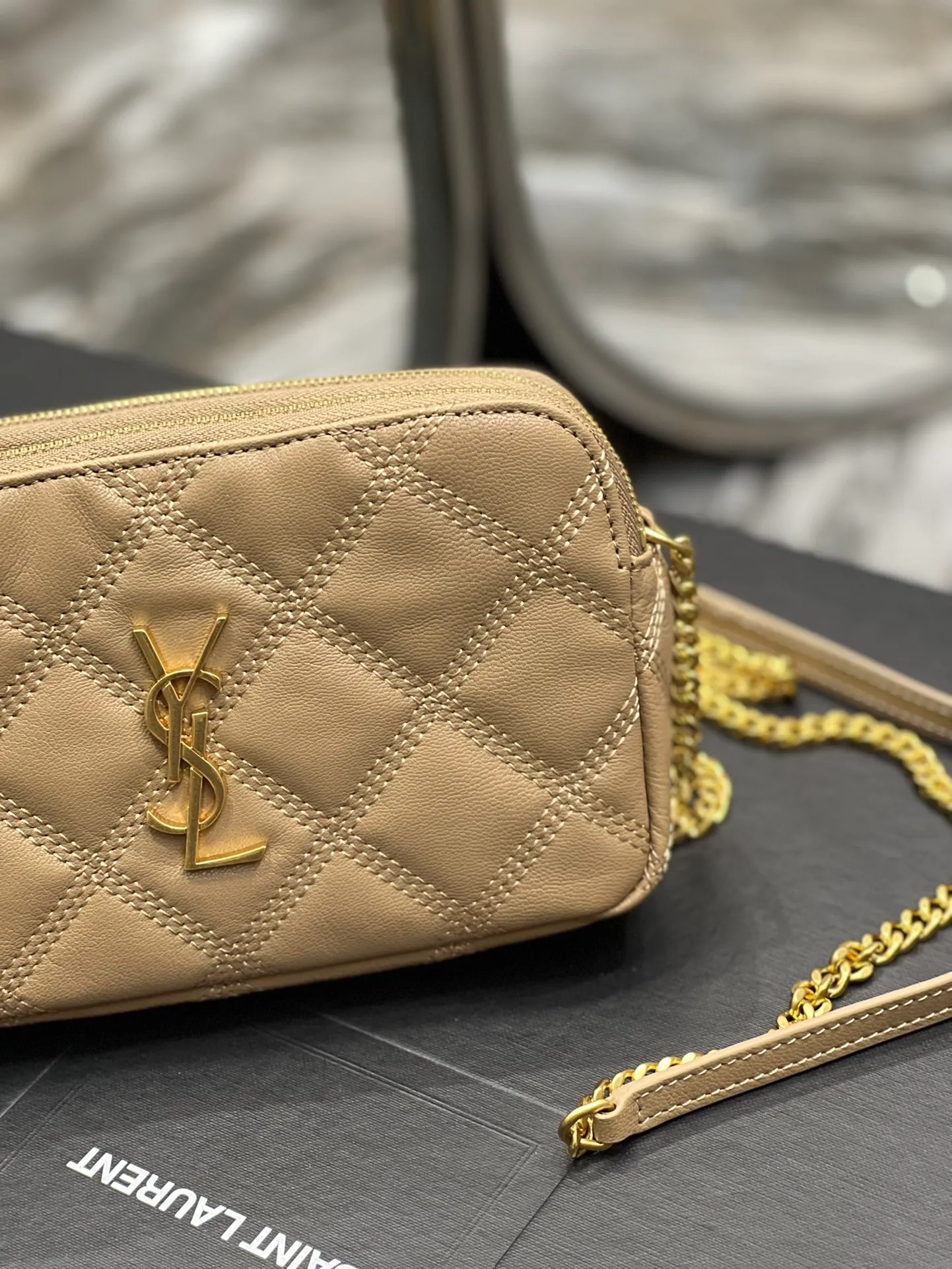 The latest BECKY diamond-shaped quilted double zipper clutch bag in the counter is made of original lambskin with a very delicate feel. It is matched with diamond-shaped quilting patterns and simple iconic logos. It is classic and versatile! The double zipper design is convenient for sorting and storing. The bag is quite light in weight and large enough to accommodate various types of mobile phones. It has 4 card slots inside, one for mobile phones and one for cards and sundries. You don’t even need to buy a card holder to use it and its performance is amazing! p1360 Size: 19x11x5cm Model: 608941