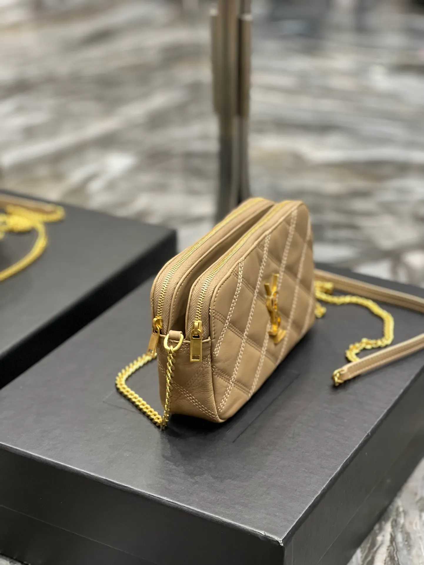 The latest BECKY diamond-shaped quilted double zipper clutch bag in the counter is made of original lambskin with a very delicate feel. It is matched with diamond-shaped quilting patterns and simple iconic logos. It is classic and versatile! The double zipper design is convenient for sorting and storing. The bag is quite light in weight and large enough to accommodate various types of mobile phones. It has 4 card slots inside, one for mobile phones and one for cards and sundries. You don’t even need to buy a card holder to use it and its performance is amazing! p1360 Size: 19x11x5cm Model: 608941