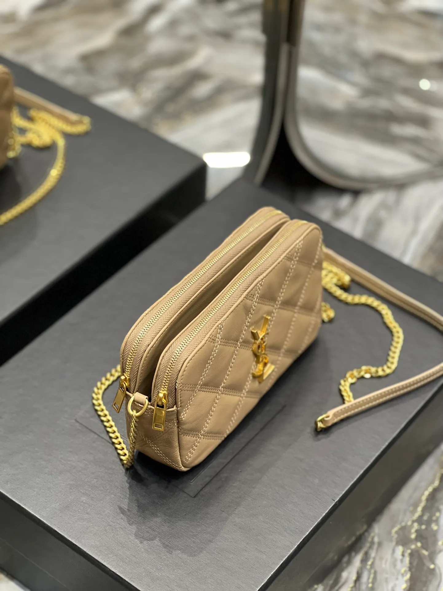 The latest BECKY diamond-shaped quilted double zipper clutch bag in the counter is made of original lambskin with a very delicate feel. It is matched with diamond-shaped quilting patterns and simple iconic logos. It is classic and versatile! The double zipper design is convenient for sorting and storing. The bag is quite light in weight and large enough to accommodate various types of mobile phones. It has 4 card slots inside, one for mobile phones and one for cards and sundries. You don’t even need to buy a card holder to use it and its performance is amazing! p1360 Size: 19x11x5cm Model: 608941