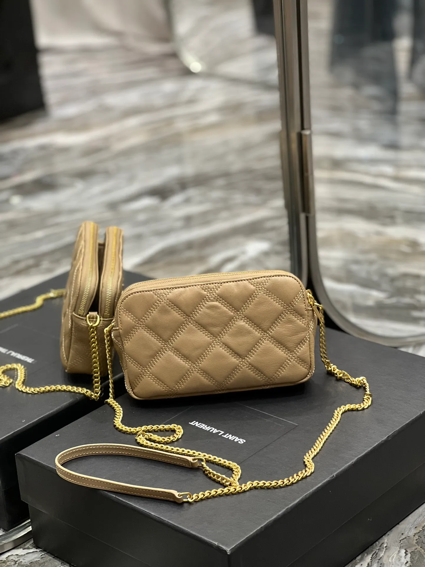 The latest BECKY diamond-shaped quilted double zipper clutch bag in the counter is made of original lambskin with a very delicate feel. It is matched with diamond-shaped quilting patterns and simple iconic logos. It is classic and versatile! The double zipper design is convenient for sorting and storing. The bag is quite light in weight and large enough to accommodate various types of mobile phones. It has 4 card slots inside, one for mobile phones and one for cards and sundries. You don’t even need to buy a card holder to use it and its performance is amazing! p1360 Size: 19x11x5cm Model: 608941