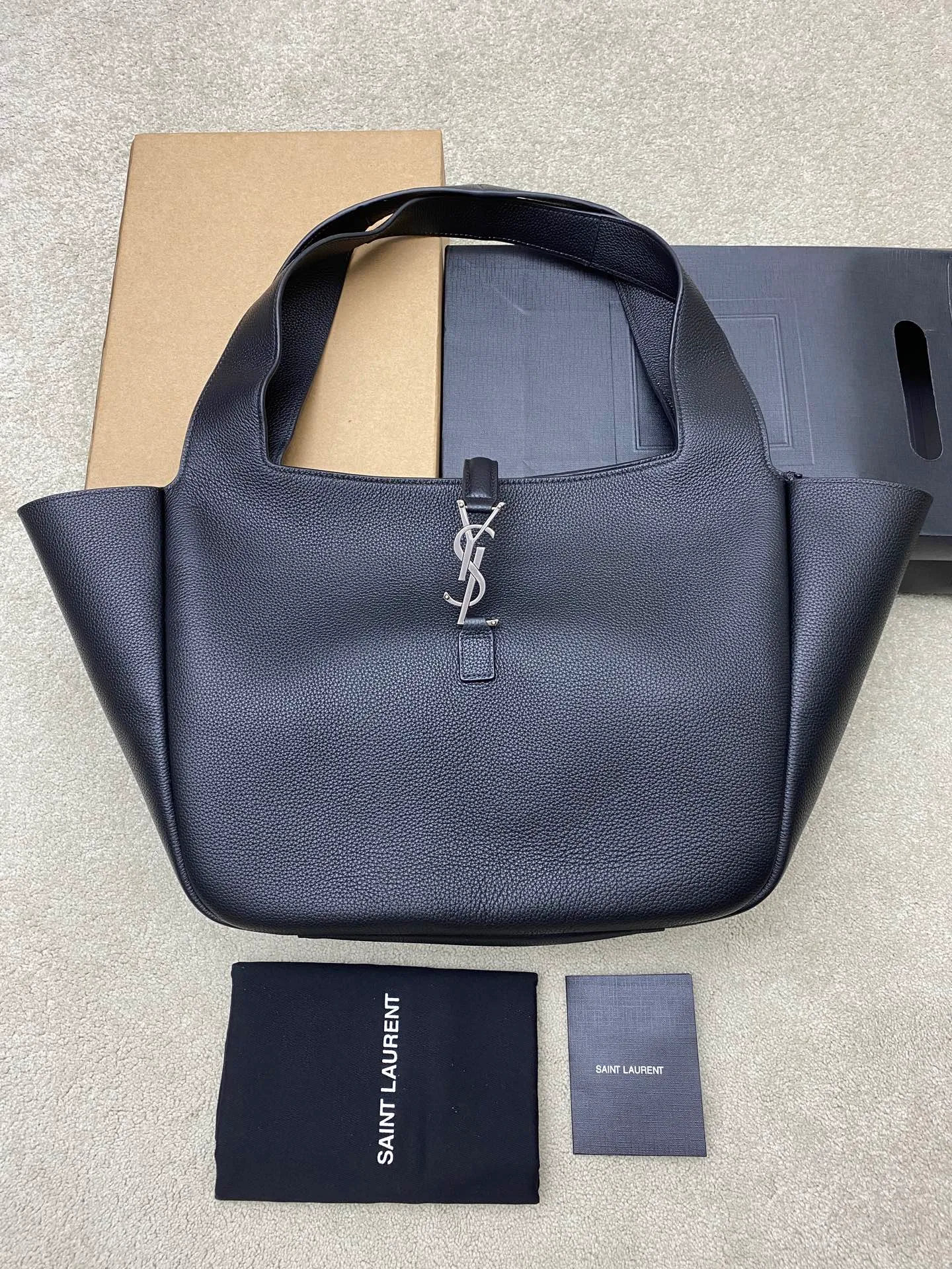 💰2560 black pebbled/antique silver 🌈The horizontal tote bag version of the new BEA handbag, with leather tab closure, decorated with LE CASSANDRE. Roomy and lined in tonal suede, it features a main compartment and an interior zipped pocket. Internal lace-up design, the sides can be folded or unfolded as needed. Soft deerskin bea has an exclusive rare and luxurious texture. The simple appearance is coupled with the softness on the back and the upper body has a lazy style. The sides can also be contracted. There are two forms👑202501280 Model: 763435 [original leather] Size: 50x28x18cm [This size does not come with packaging]
