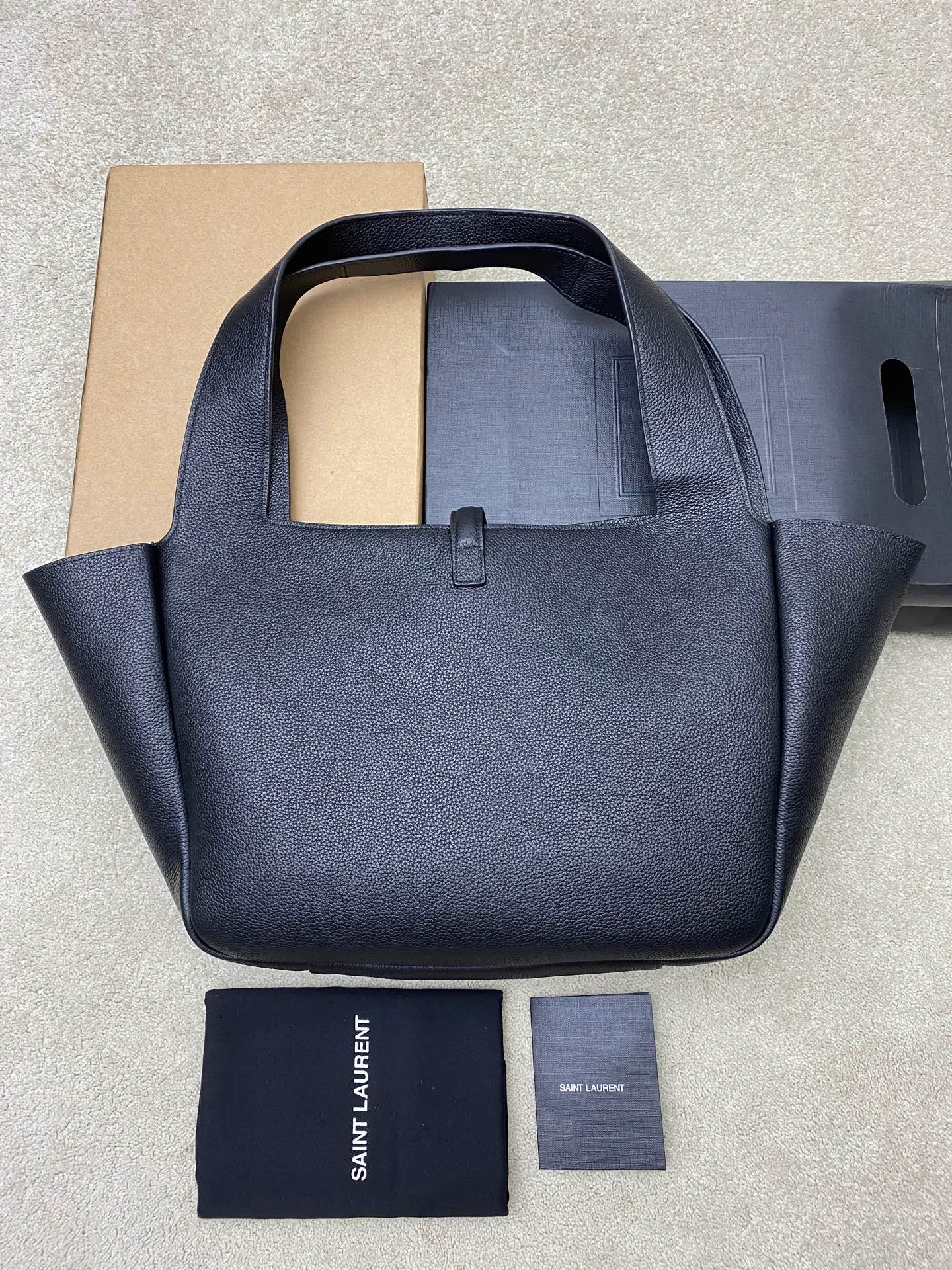💰2560 black pebbled/antique silver 🌈The horizontal tote bag version of the new BEA handbag, with leather tab closure, decorated with LE CASSANDRE. Roomy and lined in tonal suede, it features a main compartment and an interior zipped pocket. Internal lace-up design, the sides can be folded or unfolded as needed. Soft deerskin bea has an exclusive rare and luxurious texture. The simple appearance is coupled with the softness on the back and the upper body has a lazy style. The sides can also be contracted. There are two forms👑202501280 Model: 763435 [original leather] Size: 50x28x18cm [This size does not come with packaging]
