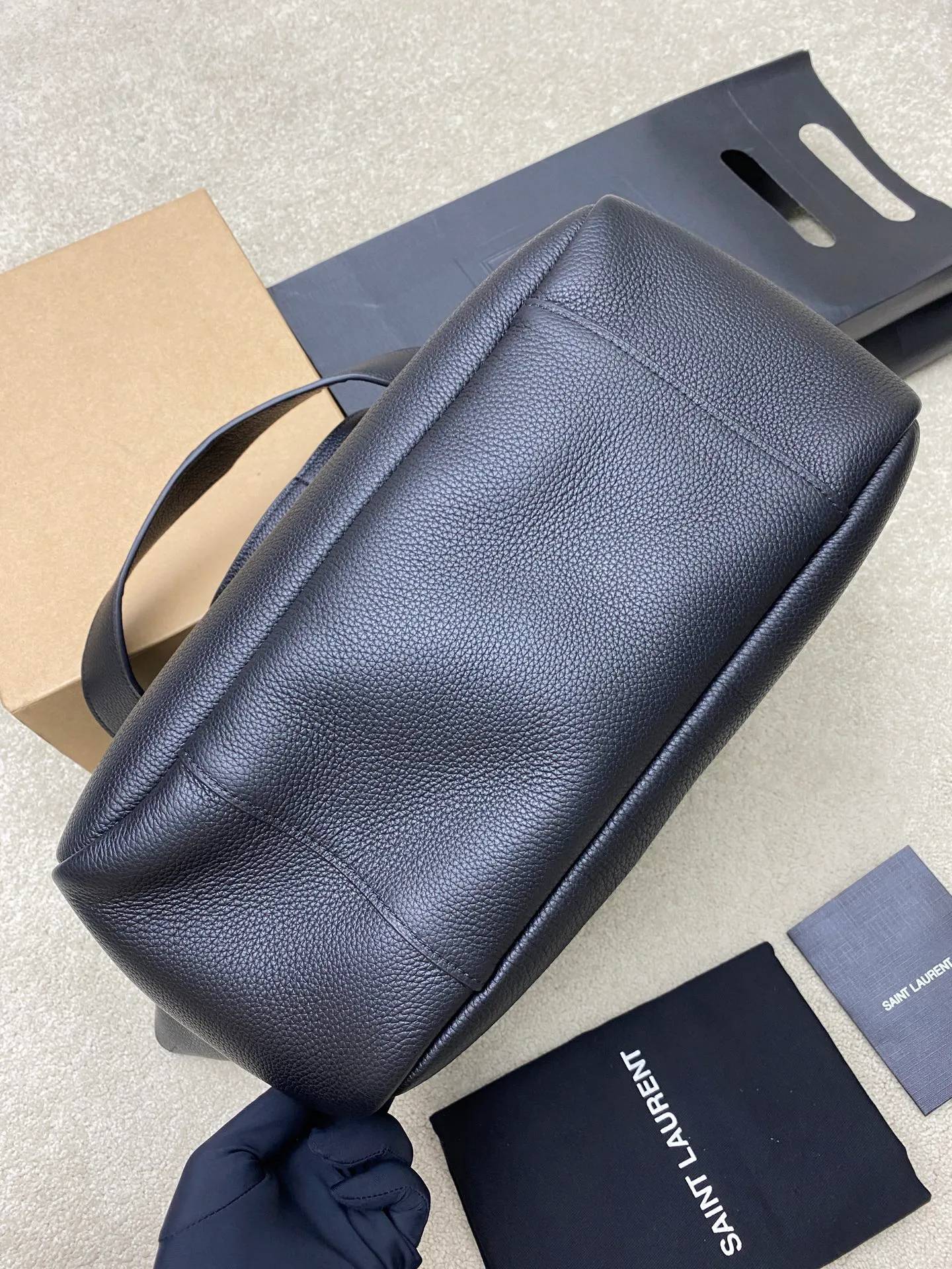 💰2560 black pebbled/antique silver 🌈The horizontal tote bag version of the new BEA handbag, with leather tab closure, decorated with LE CASSANDRE. Roomy and lined in tonal suede, it features a main compartment and an interior zipped pocket. Internal lace-up design, the sides can be folded or unfolded as needed. Soft deerskin bea has an exclusive rare and luxurious texture. The simple appearance is coupled with the softness on the back and the upper body has a lazy style. The sides can also be contracted. There are two forms👑202501280 Model: 763435 [original leather] Size: 50x28x18cm [This size does not come with packaging]