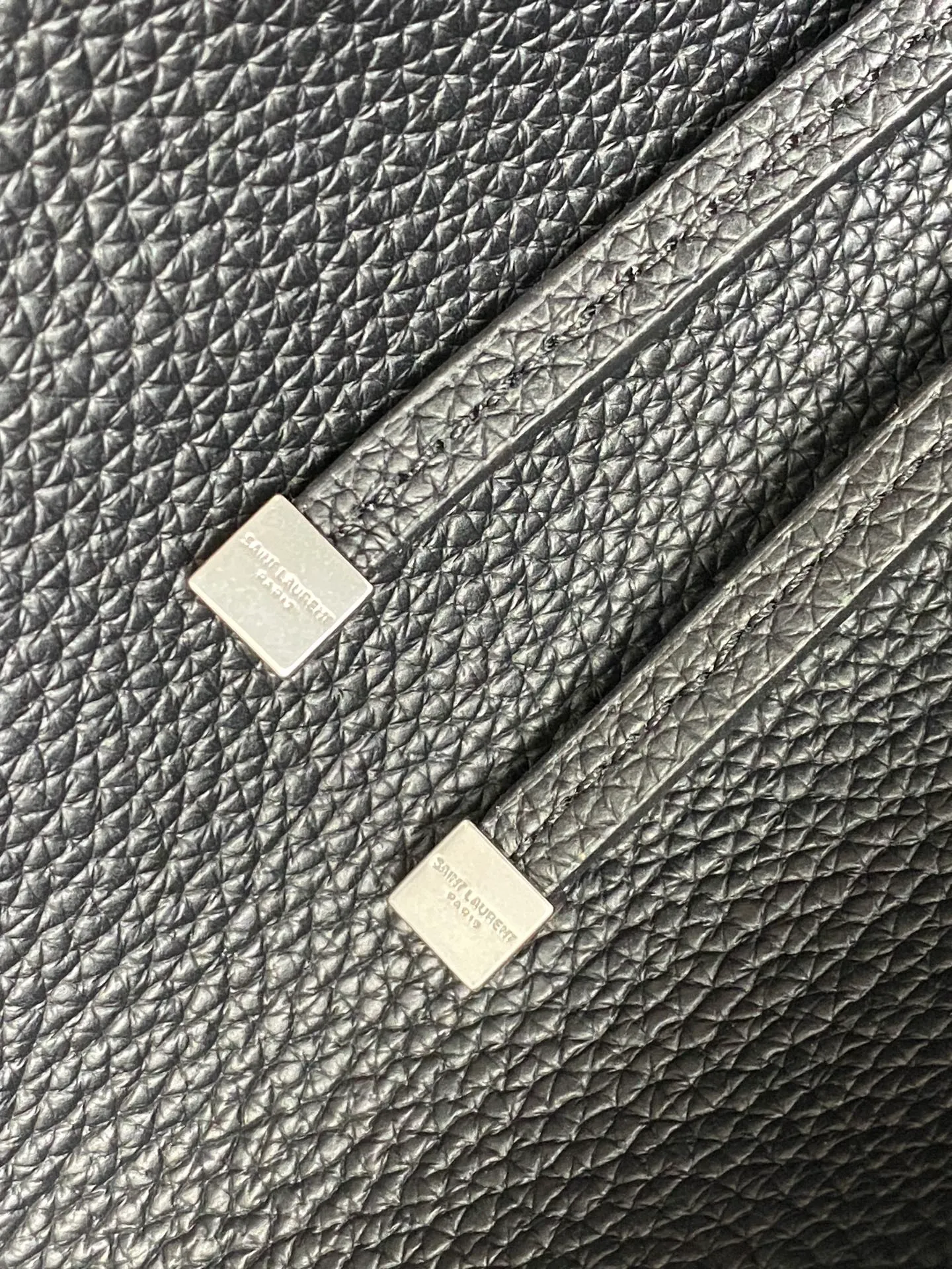 💰2560 black pebbled/antique silver 🌈The horizontal tote bag version of the new BEA handbag, with leather tab closure, decorated with LE CASSANDRE. Roomy and lined in tonal suede, it features a main compartment and an interior zipped pocket. Internal lace-up design, the sides can be folded or unfolded as needed. Soft deerskin bea has an exclusive rare and luxurious texture. The simple appearance is coupled with the softness on the back and the upper body has a lazy style. The sides can also be contracted. There are two forms👑202501280 Model: 763435 [original leather] Size: 50x28x18cm [This size does not come with packaging]
