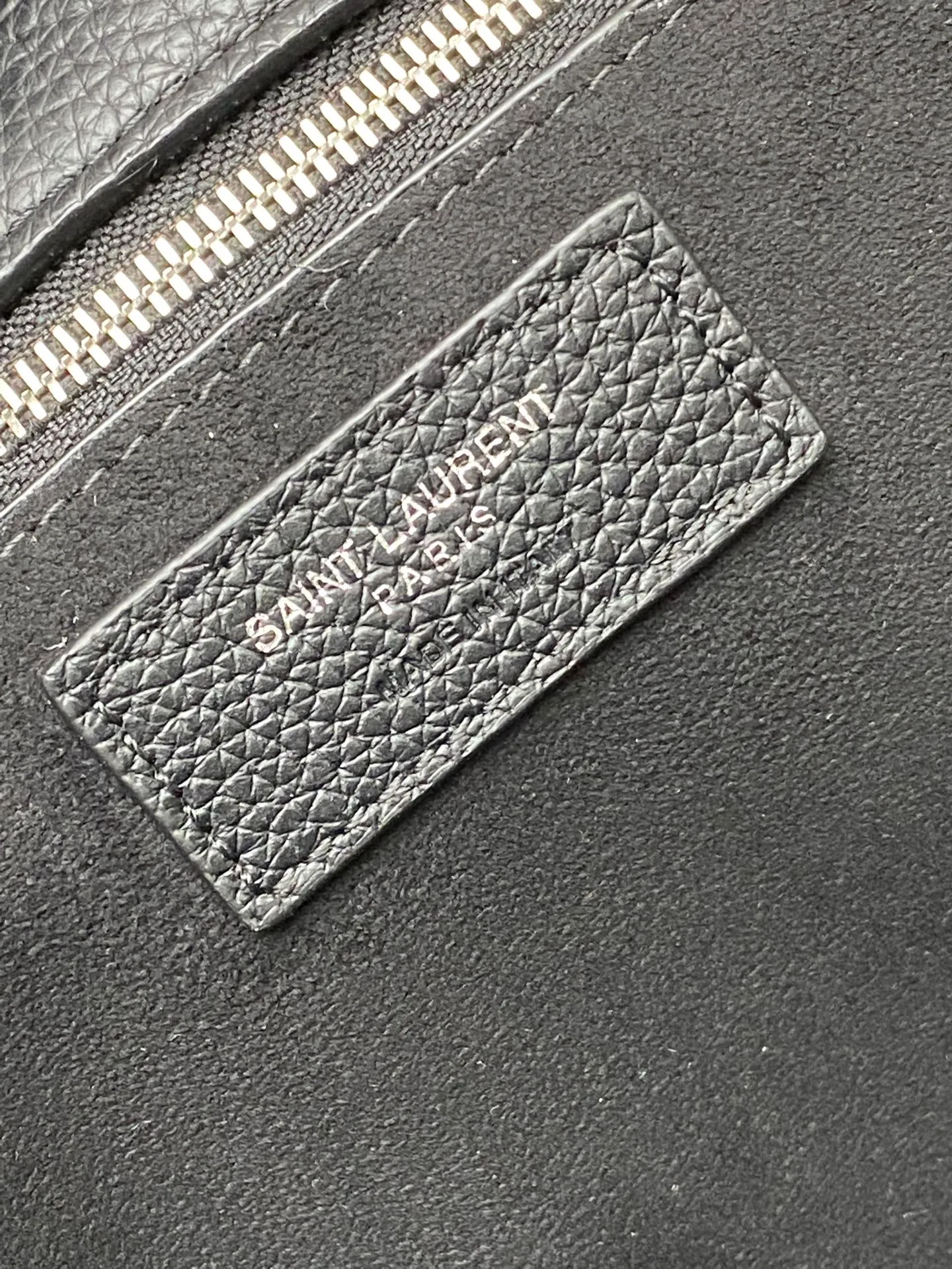 💰2560 black pebbled/antique silver 🌈The horizontal tote bag version of the new BEA handbag, with leather tab closure, decorated with LE CASSANDRE. Roomy and lined in tonal suede, it features a main compartment and an interior zipped pocket. Internal lace-up design, the sides can be folded or unfolded as needed. Soft deerskin bea has an exclusive rare and luxurious texture. The simple appearance is coupled with the softness on the back and the upper body has a lazy style. The sides can also be contracted. There are two forms👑202501280 Model: 763435 [original leather] Size: 50x28x18cm [This size does not come with packaging]