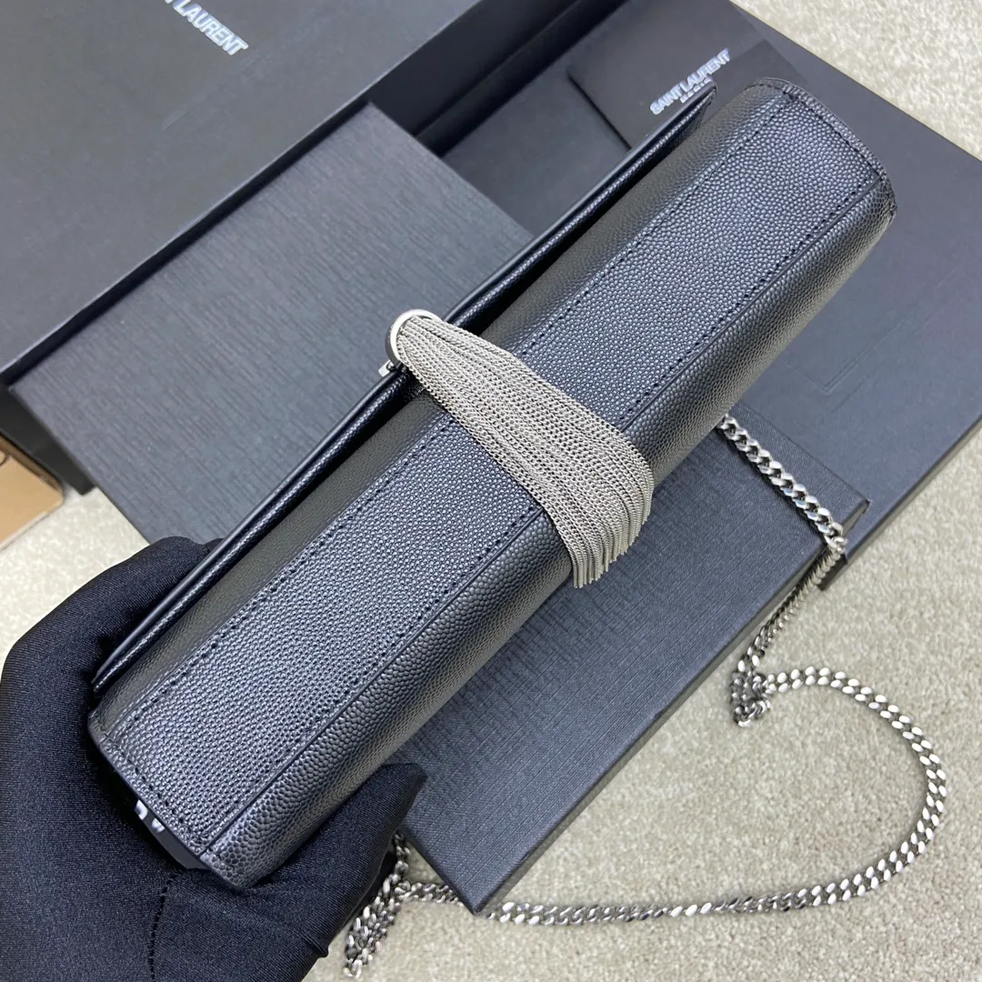 💰1300 ball pattern black/silver buckle 🌈Y’s most classic style Kate crocodile pattern chain crossbody bag! A versatile style that is a must-have in every girl’s wardrobe! High-quality original crocodile-embossed cowhide, wear-resistant and scratch-resistant, no need to take special care of it💫Believe me, kate is definitely an eternal classic. No one can say that they are fashionable without a Y family tassel bag👍20210650 Model: 377829 Size: 24*14.5*5.5cm