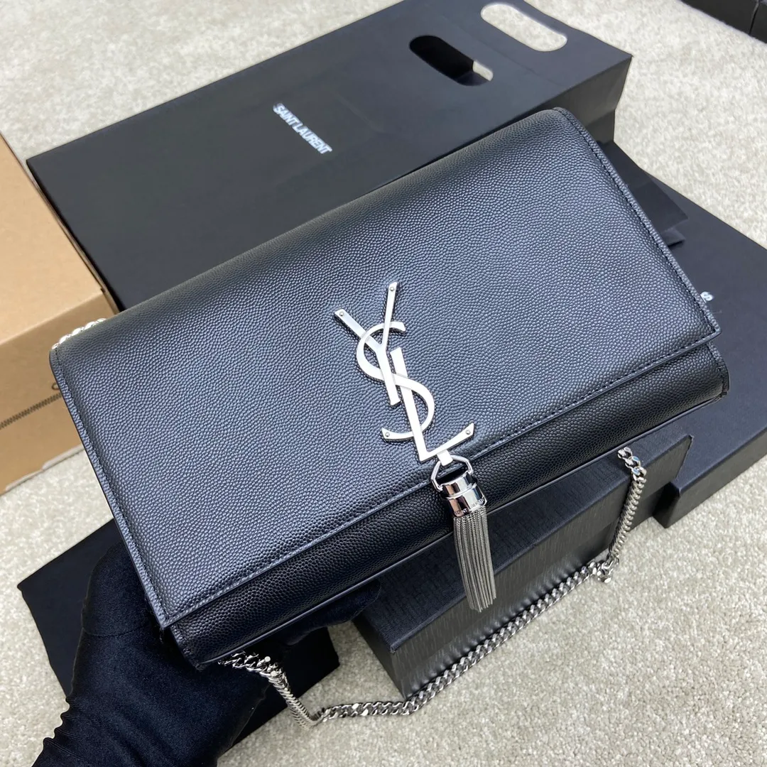 💰1300 ball pattern black/silver buckle 🌈Y’s most classic style Kate crocodile pattern chain crossbody bag! A versatile style that is a must-have in every girl’s wardrobe! High-quality original crocodile-embossed cowhide, wear-resistant and scratch-resistant, no need to take special care of it💫Believe me, kate is definitely an eternal classic. No one can say that they are fashionable without a Y family tassel bag👍20210650 Model: 377829 Size: 24*14.5*5.5cm