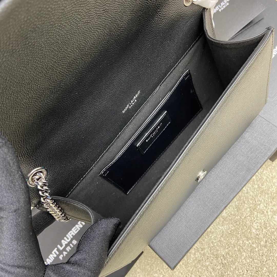 💰1300 ball pattern black/silver buckle 🌈Y’s most classic style Kate crocodile pattern chain crossbody bag! A versatile style that is a must-have in every girl’s wardrobe! High-quality original crocodile-embossed cowhide, wear-resistant and scratch-resistant, no need to take special care of it💫Believe me, kate is definitely an eternal classic. No one can say that they are fashionable without a Y family tassel bag👍20210650 Model: 377829 Size: 24*14.5*5.5cm