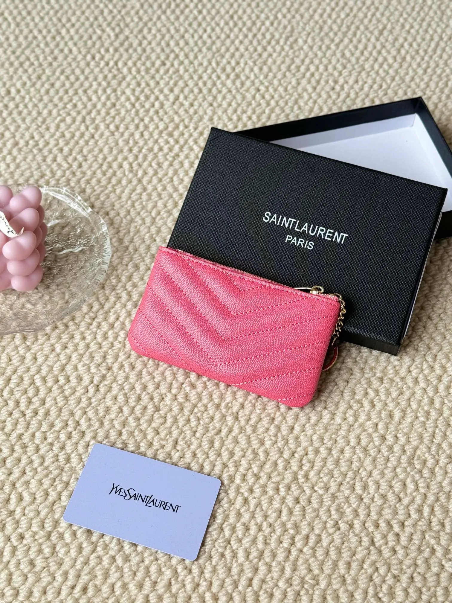 💰140 The first key bag in the ysl series, a V-shaped chain bag, matching key ring, grosgrain lining, and exquisite hardware make this small leather bag particularly good. It can be used as a key bag or coin purse, suitable for men and women. Great for giving as a gift or for personal use! Style number: 438386 Size: 13x7.5x2cm