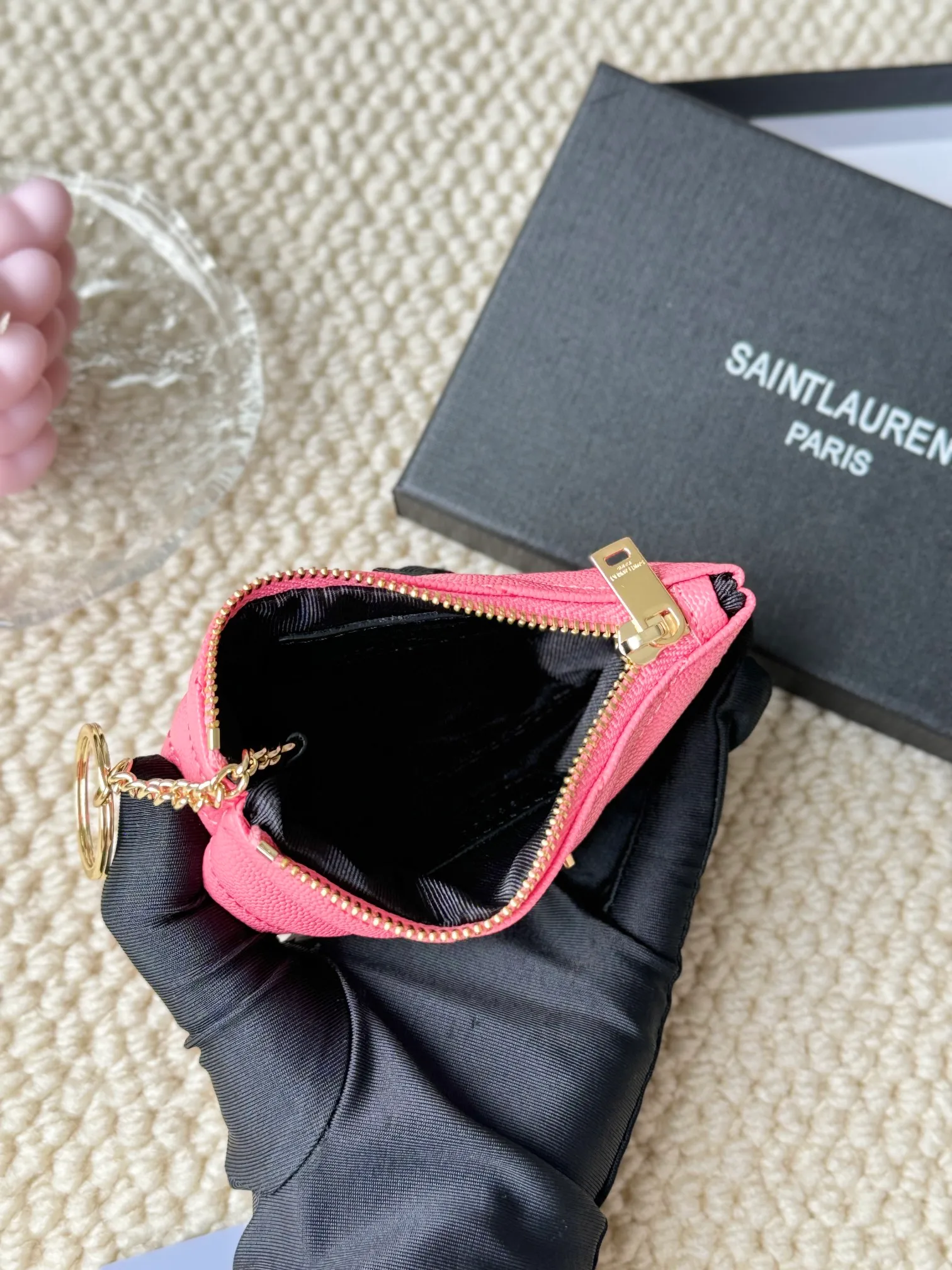 💰140 The first key bag in the ysl series, a V-shaped chain bag, matching key ring, grosgrain lining, and exquisite hardware make this small leather bag particularly good. It can be used as a key bag or coin purse, suitable for men and women. Great for giving as a gift or for personal use! Style number: 438386 Size: 13x7.5x2cm