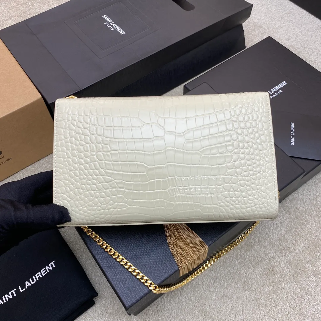 💰1300 Milk White Crocodile/Gold 🌈Y’s most classic style Kate crocodile pattern chain crossbody bag! A versatile style that is a must-have in every girl’s wardrobe! High-quality original crocodile embossed cowhide, wear-resistant and scratch-resistant, no need to take special care of it💫Believe me, kate is definitely an eternal classic. No Y family tassel bag would dare to call itself fashionable👍20210650 Model: 377829 [original leather] Size: 24*14.5*5.5cm