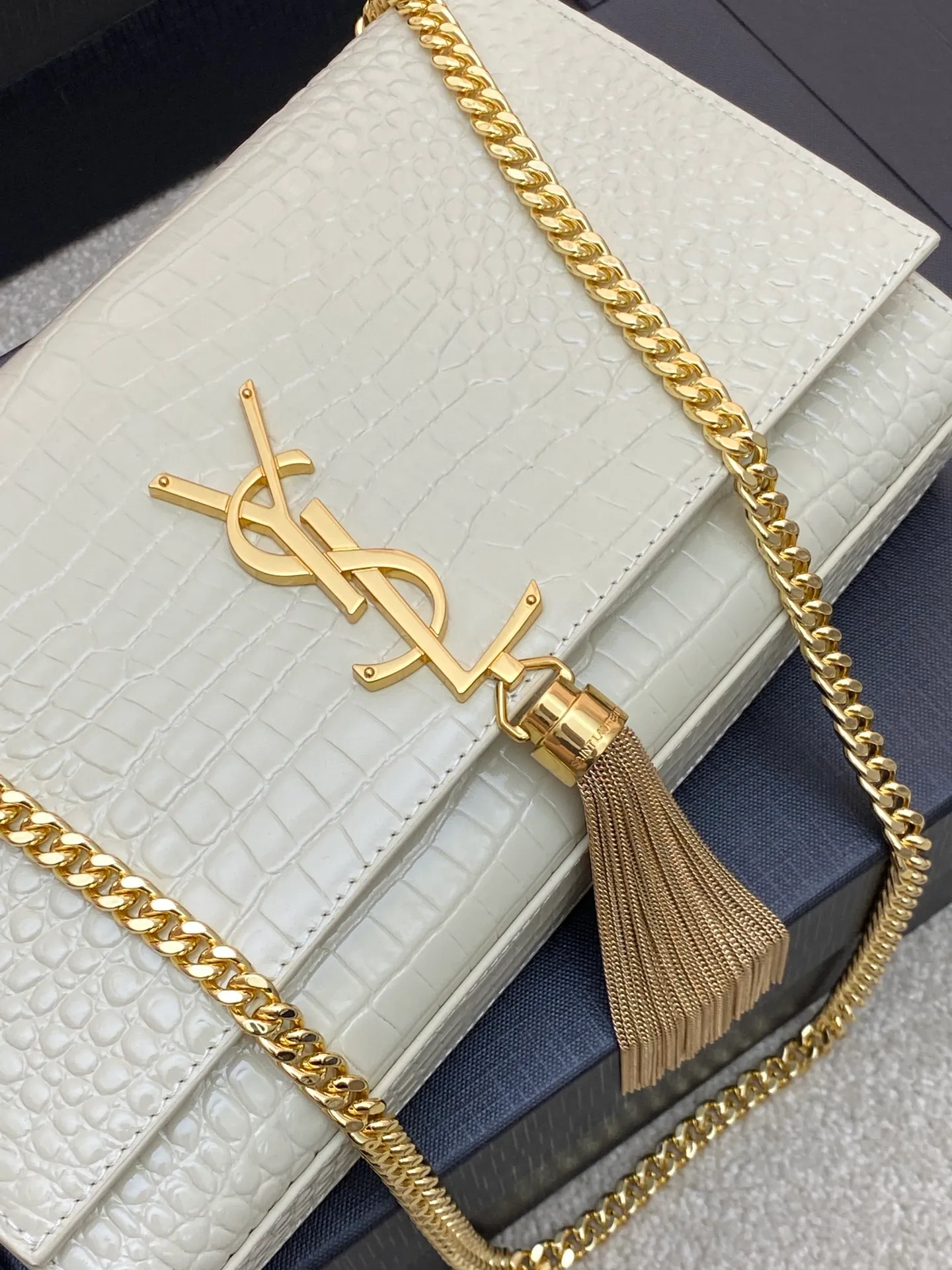 💰1300 Milk White Crocodile/Gold 🌈Y’s most classic style Kate crocodile pattern chain crossbody bag! A versatile style that is a must-have in every girl’s wardrobe! High-quality original crocodile embossed cowhide, wear-resistant and scratch-resistant, no need to take special care of it💫Believe me, kate is definitely an eternal classic. No Y family tassel bag would dare to call itself fashionable👍20210650 Model: 377829 [original leather] Size: 24*14.5*5.5cm