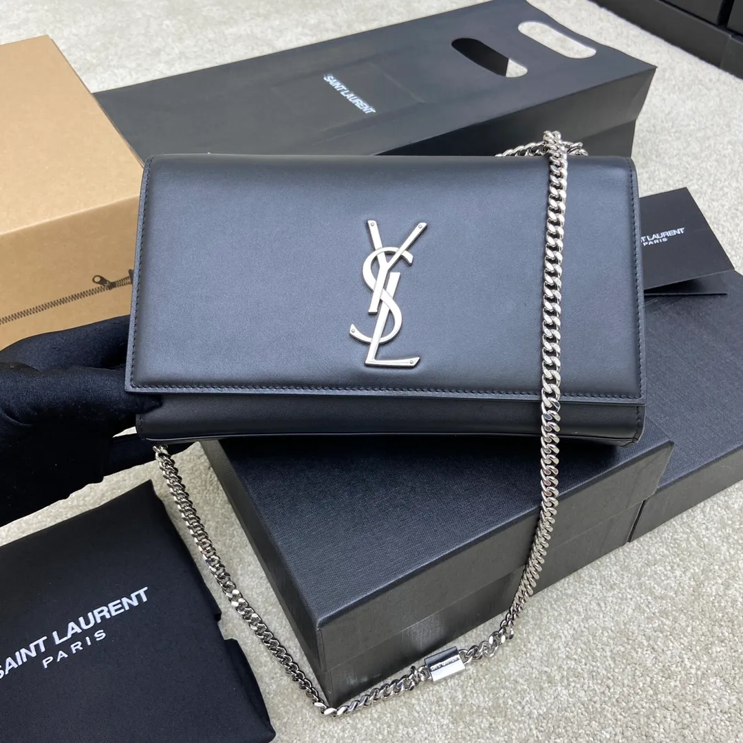 💰1260 South African black leather/silver buckle 🌈Y’s most classic style Kate chain crossbody bag! A versatile style that is a must-have in every girl’s wardrobe! High-quality original South African cowhide, wear-resistant and scratch-resistant, no need to take special care of it💫Believe me, kate is definitely an eternal classic. No one would dare to say they are fashionable without a Y family tassel bag👍20210630 Model: 354021 [original leather] Size: 24*14.5*5.5cm