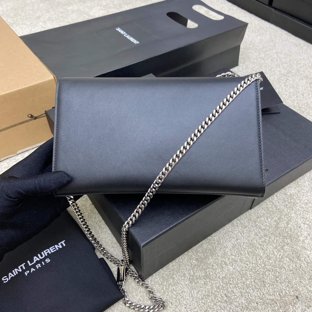 💰1260 South African black leather/silver buckle 🌈Y’s most classic style Kate chain crossbody bag! A versatile style that is a must-have in every girl’s wardrobe! High-quality original South African cowhide, wear-resistant and scratch-resistant, no need to take special care of it💫Believe me, kate is definitely an eternal classic. No one would dare to say they are fashionable without a Y family tassel bag👍20210630 Model: 354021 [original leather] Size: 24*14.5*5.5cm