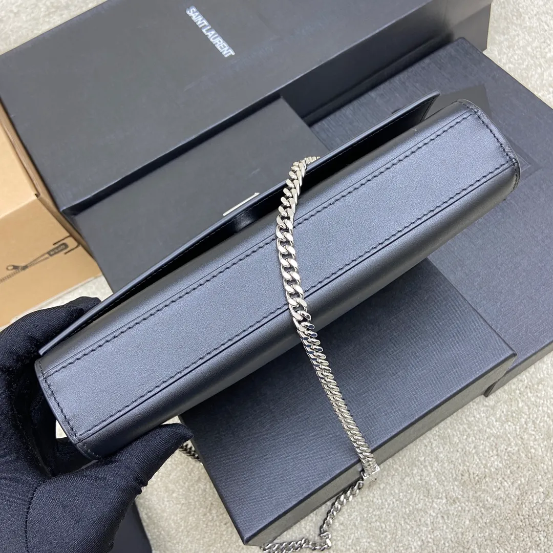 💰1260 South African black leather/silver buckle 🌈Y’s most classic style Kate chain crossbody bag! A versatile style that is a must-have in every girl’s wardrobe! High-quality original South African cowhide, wear-resistant and scratch-resistant, no need to take special care of it💫Believe me, kate is definitely an eternal classic. No one would dare to say they are fashionable without a Y family tassel bag👍20210630 Model: 354021 [original leather] Size: 24*14.5*5.5cm