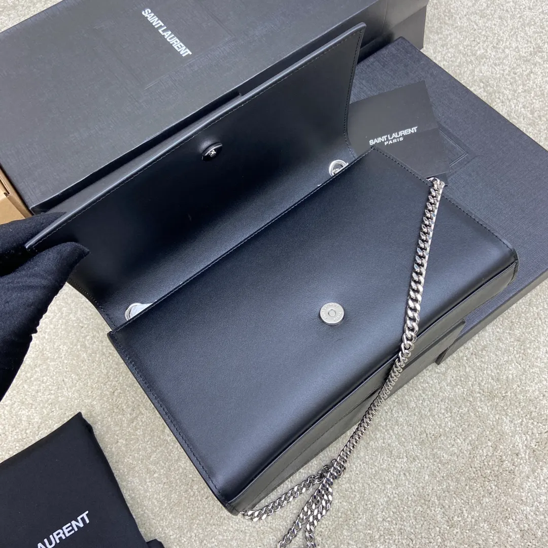 💰1260 South African black leather/silver buckle 🌈Y’s most classic style Kate chain crossbody bag! A versatile style that is a must-have in every girl’s wardrobe! High-quality original South African cowhide, wear-resistant and scratch-resistant, no need to take special care of it💫Believe me, kate is definitely an eternal classic. No one would dare to say they are fashionable without a Y family tassel bag👍20210630 Model: 354021 [original leather] Size: 24*14.5*5.5cm
