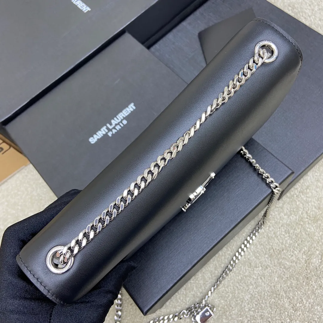 💰1260 South African black leather/silver buckle 🌈Y’s most classic style Kate chain crossbody bag! A versatile style that is a must-have in every girl’s wardrobe! High-quality original South African cowhide, wear-resistant and scratch-resistant, no need to take special care of it💫Believe me, kate is definitely an eternal classic. No one would dare to say they are fashionable without a Y family tassel bag👍20210630 Model: 354021 [original leather] Size: 24*14.5*5.5cm